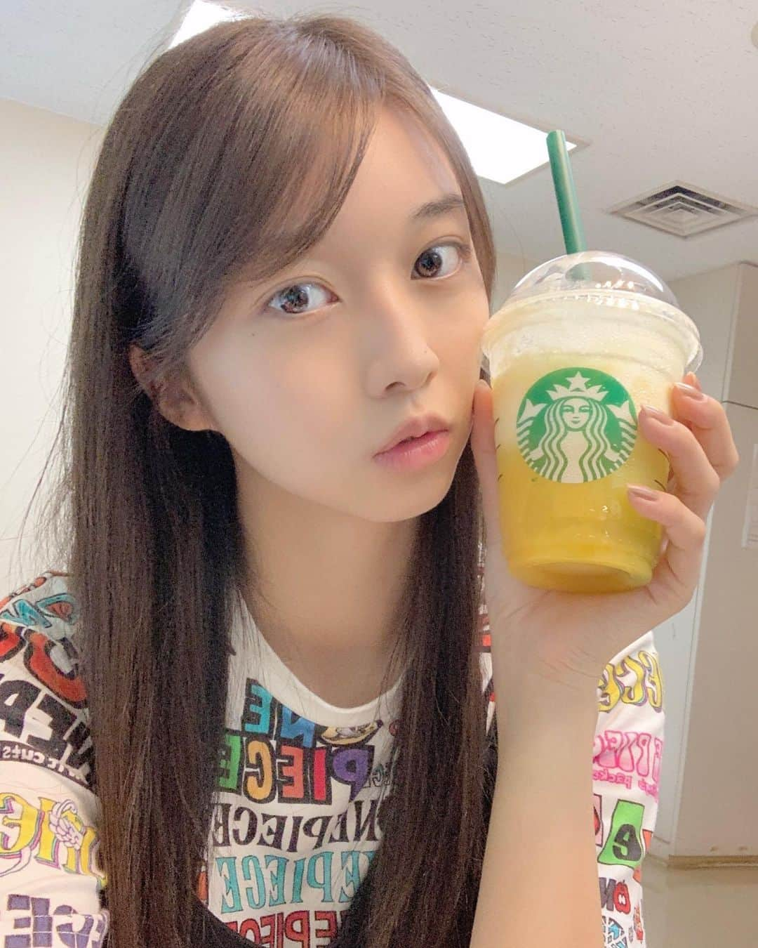 牧野真莉愛さんのインスタグラム写真 - (牧野真莉愛Instagram)「♡ ♡ 🍍GO パイナップルフラペチーノ🍍 🎀 食とは･･･ ｢アスリートの使命です｣ by今日のまりあ ♡ ♡  #Starbucks #スターバックス #GOパイナップルフラペチーノ 🍍 #モーニング娘21 #morningmusume21 #牧野真莉愛」8月8日 22時32分 - maria_makino.official