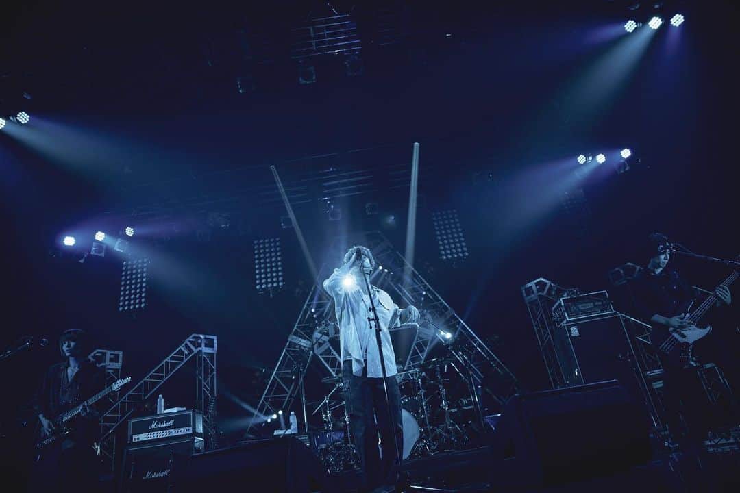 Masafumiさんのインスタグラム写真 - (MasafumiInstagram)「先日の「VIRTUAL crunchyroll EXPO 2021」でのライブ、明日8月9日まで見れます。ストーリーから是非！ スワイプアップすればそのまま誰でも見れるはずなので、まだ僕たちのライブ観たこと無い方も是非よろしくです。  Photo by @xokadaix  ありがとうございました🙏🙏  #crunchyroll #rock #anime #japanese #band」8月8日 22時55分 - masafumi_okamoto_create