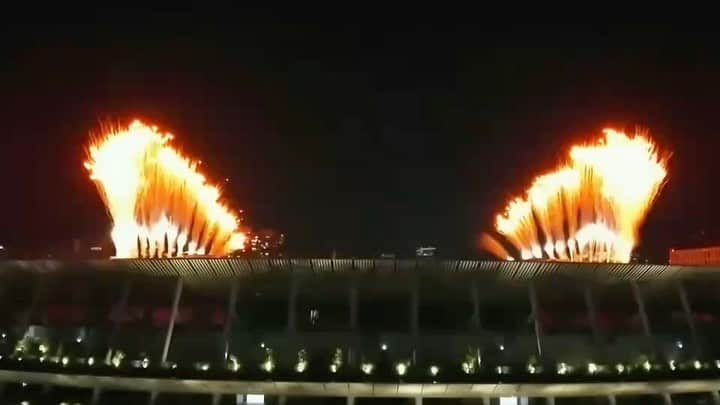 のインスタグラム：「東京オリンピック閉会式、フィナーレの花火を三井ガーデンホテル神宮外苑の杜プレミアのテラスより。  #東京オリンピック #東京オリンピック2020  #閉会式 #フィナーレ #花火 #国立競技場」
