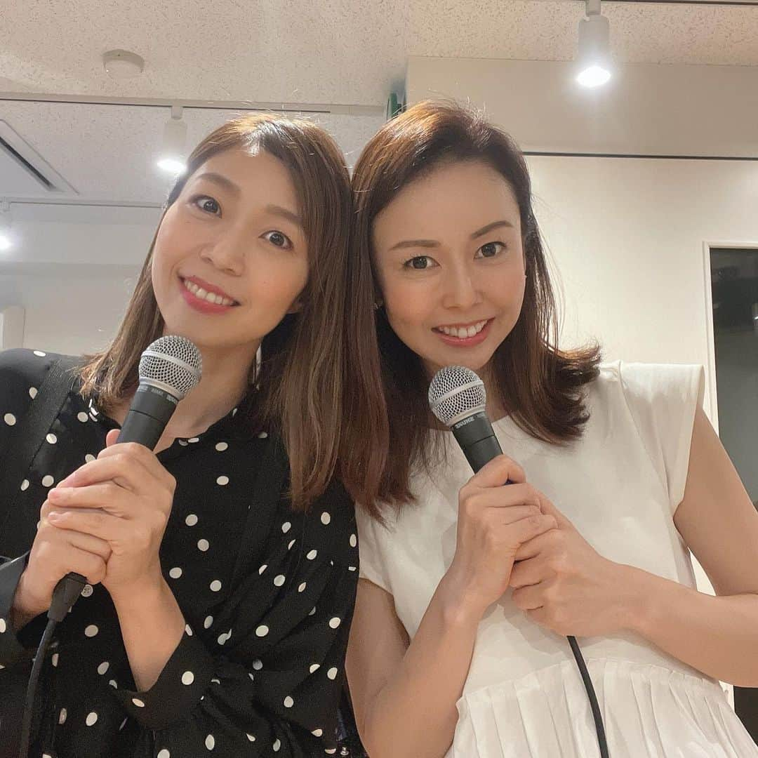 宮崎宣子さんのインスタグラム写真 - (宮崎宣子Instagram)「めちゃくちゃ真剣に楽しく AIさんのSTORY をボイトレしております。 メロディーから、リズム、抑揚までと、道のりは長いですが、 続けることで、何だか楽しくて幸せ🥰 しかも、最近体調いいのは、 家でも歌って練習してるからかなと☺️  元気になりたい方、 大声出してスッキリしたい方、 ストレス溜まってる方、 歌が上手くなりたい方、 喉を鍛えたい方、 顔を上げたい方、 @sayakasazanami  さんのDMへ  まだ、若干空きがあるかと思います❣️  のぶこりんのインスタ見た！ で、初回のレッスン割引ありますので、 一度行ってみてください🤗  こんな時だからこそ、 元気に笑顔に声出しましょう☺️  #プライベートボイトレ #ボイトレ #さやかちゃん」8月8日 23時04分 - miyazaki_nobuko