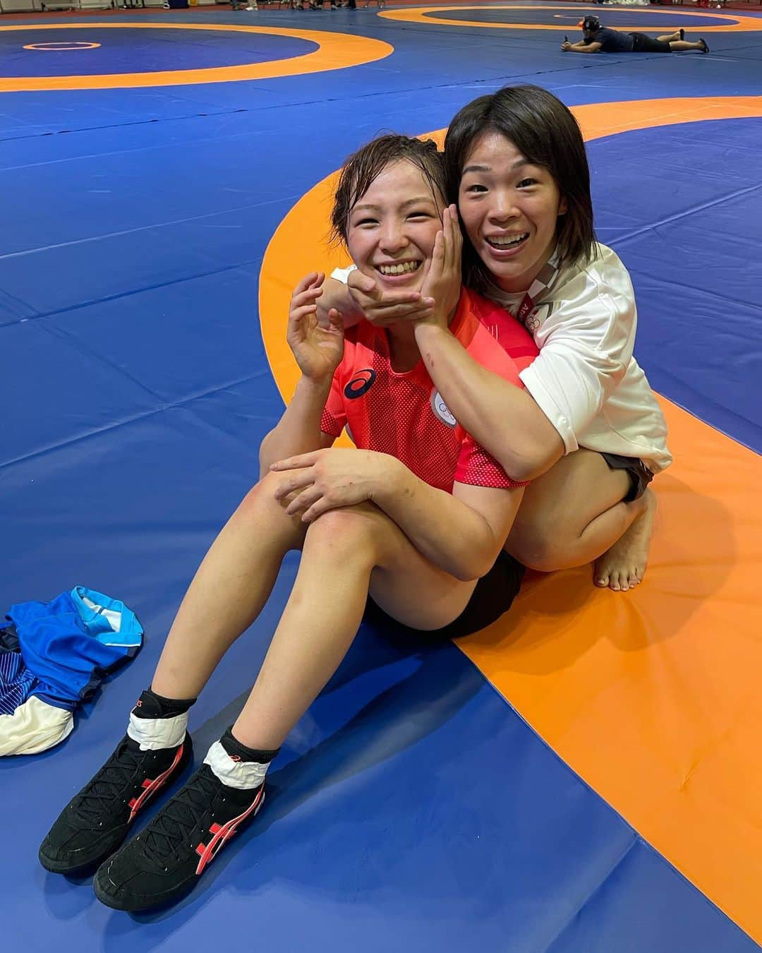 川井梨紗子さんのインスタグラム写真 - (川井梨紗子Instagram)「. Behind the scenes📸 友香子の優勝後🥇🥲 . 友香子の優勝を目の当たりにして、翌日自分の決勝戦へのプレッシャーになることは本当にひとつもなく、ただただ背中を押された感覚でした。 ありがとう友香子！本当に強くなった！おめでとう！！」8月8日 23時40分 - risako_kawai