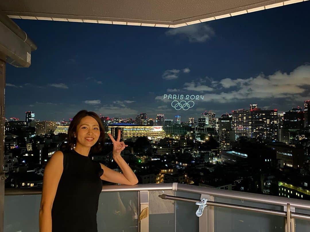 坂元美香さんのインスタグラム写真 - (坂元美香Instagram)「東京オリンピック閉会式  Planned drone show, those plans were not executed unfortunately.😢  いろんな想いのある東京オリンピック。 無事に終わって本当よかった✨ たくさんの感動をありがとう！！  実はわたしは開催直前まで かなりのオリンピック反対派でした。  でも、開催5日前から始まった 毎晩深夜に練習するドローン演出に感動して 開催するならなんとか成功してほしいと 思うようになりました。  しかし開会式も閉会式もほとんどの ドローン演出が省かれてしまい、 練習の時に撮った写真や動画が 貴重なものになってしまったことが残念です。  開会式も閉会式もずっとライブ配信していたのも 国内海外離れている皆さんと この感動を共有したかったからなのです。  これは7/19の深夜の写真。 まさか貴重な写真になると思ってなかったので 物干し竿と洗濯バサミと一緒。笑  まだまだ未公開映像はたくさんあるのですが 整理してまた公開しますね😌  #幻のドローン演出　#paris2024 #tokyo2020 #tokyo2020olympics  #tokyoolympics #東京オリンピック2020 #東京オリンピック #閉会式 #国立競技場 #ドローン」8月8日 23時42分 - mika_saka