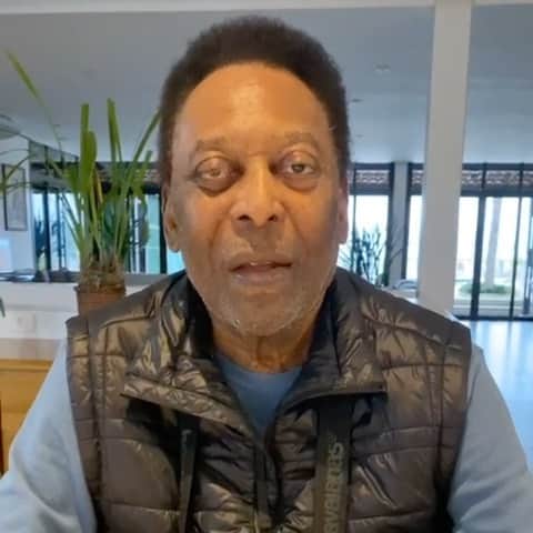 のインスタグラム：「Sempre que eu falo do meu pai, me emociono de saudades. Desde eu jogava bola com os pés descalços nas ruas de areia de Três Corações, ele me observava atencioso, para depois me aconselhar a ser um jogador melhor. Imaginem como era quando eu virei jogador profissional?   Hoje, eu quero te aplaudir Donda. Onde você estiver, jogando bola no céu, fazendo gols de cabeça por aí e zelando por mim. Eu amo você. Obrigado por ter sido meu pai. Feliz Dia dos Pais para todos!  //  Whenever I talk about my father, I am moved by missing him. Since I played ball with my bare feet on the sandy streets of Três Corações, he would watch me attentively, and then advise me to be a better player. Imagine what it was like when I became a professional player?  Today, I want to applaud you Donda. Wherever you are, playing ball in the sky, scoring with your head around or watching over me. I love you. Thank you for being my father. Happy Fathers Day to everybody!」