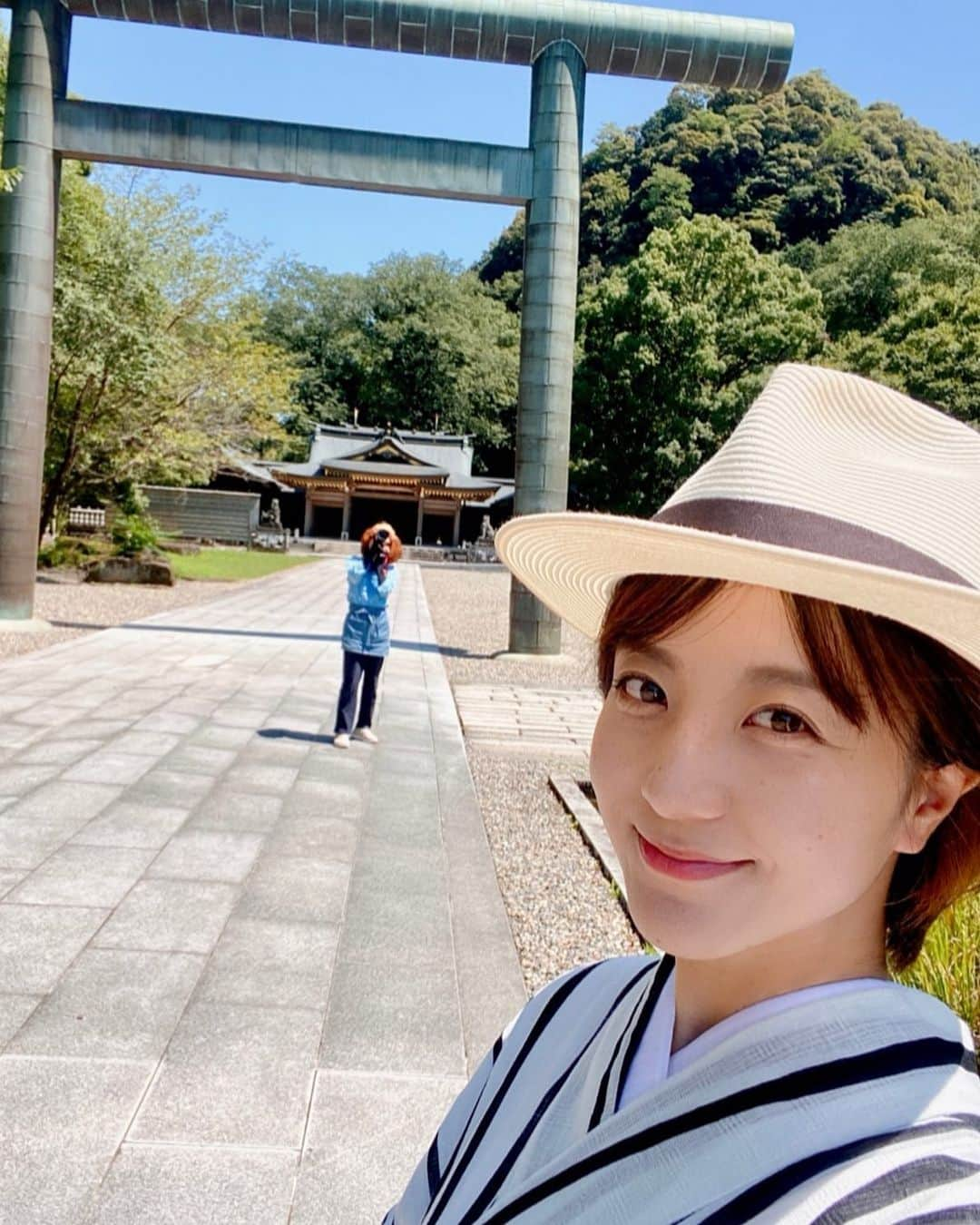 石原亜弥のインスタグラム：「☀️ 今日は岐阜が40℃超えたとか！ 護国神社は暑すぎて誰もいませんでした🥵 後ろで母は空を撮ってる様子  #岐阜 #モダン浴衣」