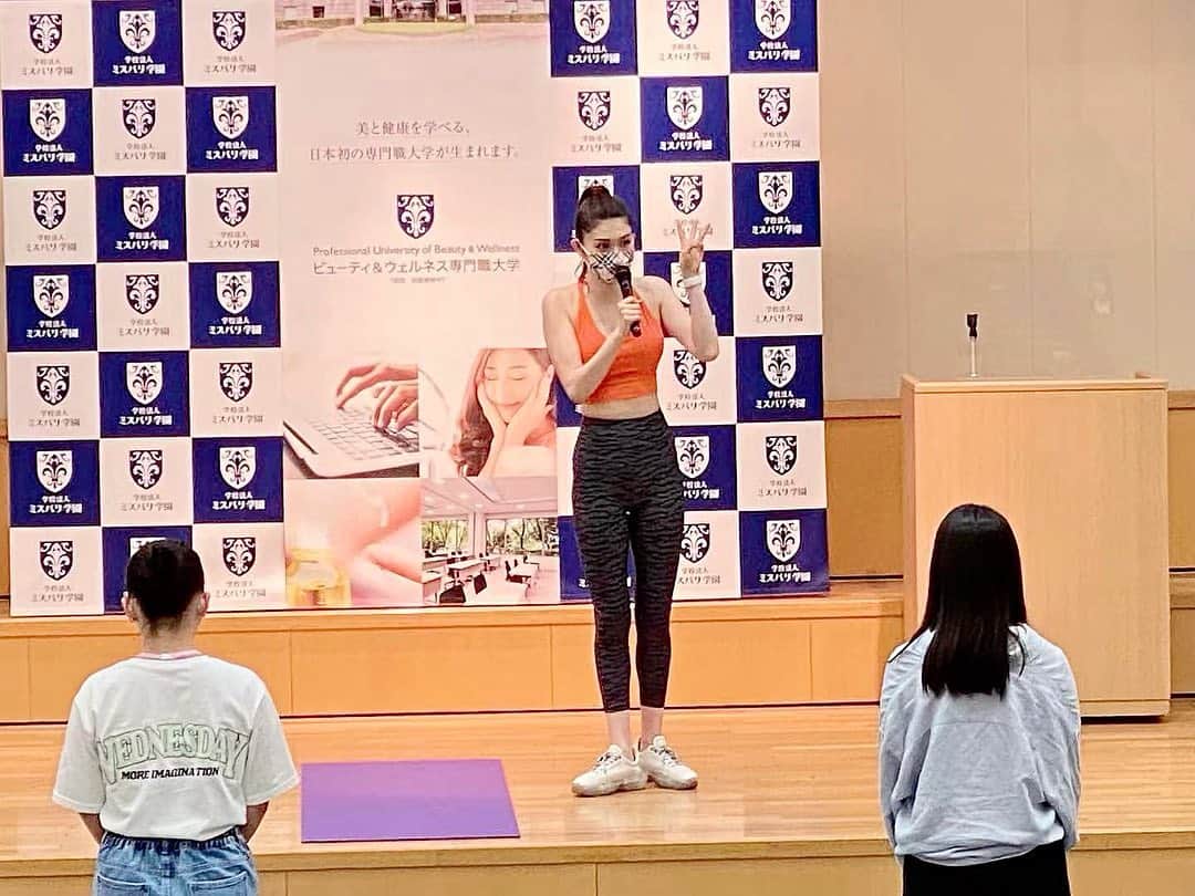 櫻井麻美のインスタグラム：「みなさん、専門職大学ってご存知ですか？ ・ 2019年に制度化された、四年制大学でありながら専門学校のような専門教育も受けられる、言わば"いいとこ取り"の新しい大学の形です。 ・ 今日は2023年4月開学予定の「ビューティ&ウェルネス専門職大学（仮称）」のオープンキャンパスでワークショップを行いました。 ・ 日本で初めて、美と健康の両方をアカデミックに学べる学校です🏫 ・ 将来美や健康をテーマとしたお仕事をされたい高校生のみなさま、必見です💡 ・ ・ @beauty_wellness_pro_college   #専門職大学 #ビューティ #ウェルネス #高校生 #大学受験 #オープンキャンパス #横浜 #鷺沼 #美と健康 #姿勢 #アカデミック #ワークショップ #beautyandwellness」