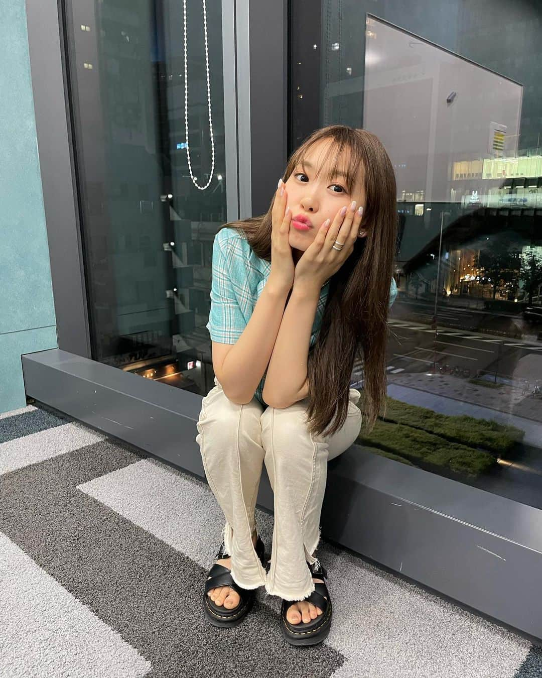 芹澤優さんのインスタグラム写真 - (芹澤優Instagram)「・  トップス　#hm パンツ　#freesmart  サンダル　#drmartens   💙💙💙  #poolikitai」8月9日 0時14分 - seriko_is_no.1