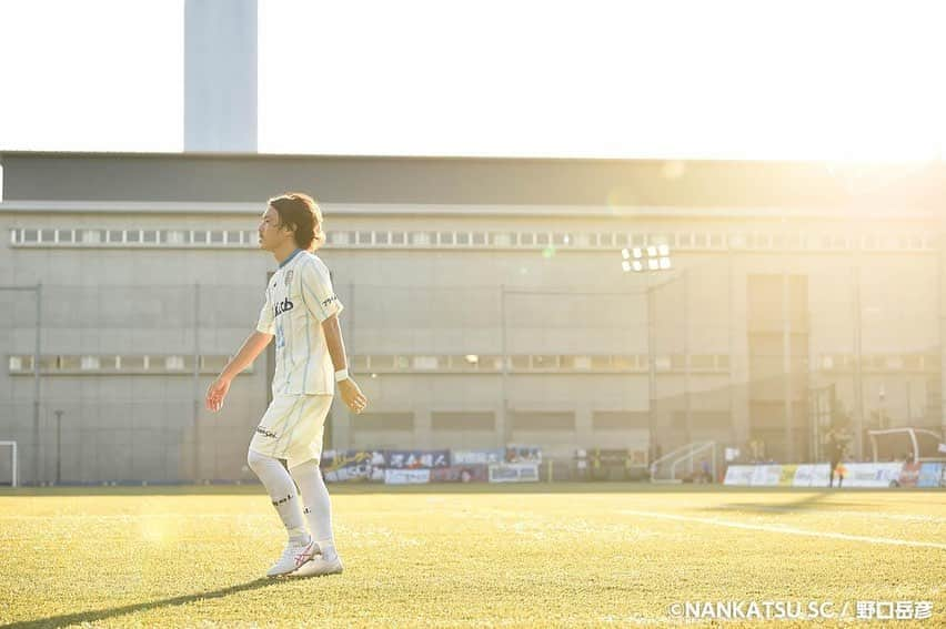 楠神順平のインスタグラム：「今日でリーグ戦がひと段落して中断期間に入りました。  去年の８月に前十字靭帯を断裂して、もう一度サッカーが出来る気なんて全くしなかった右足は、たくさんの人の応援とサポートのおかげでまた楽しくサッカー出来ています。 本当にありがとうございます。  ちょっと休憩してまた昇格へ向けての厳しい連戦に入るので、南葛SCを少しでも気にかけてくれたら嬉しいです。  これからもよろしくお願いします！！  #南葛SC」