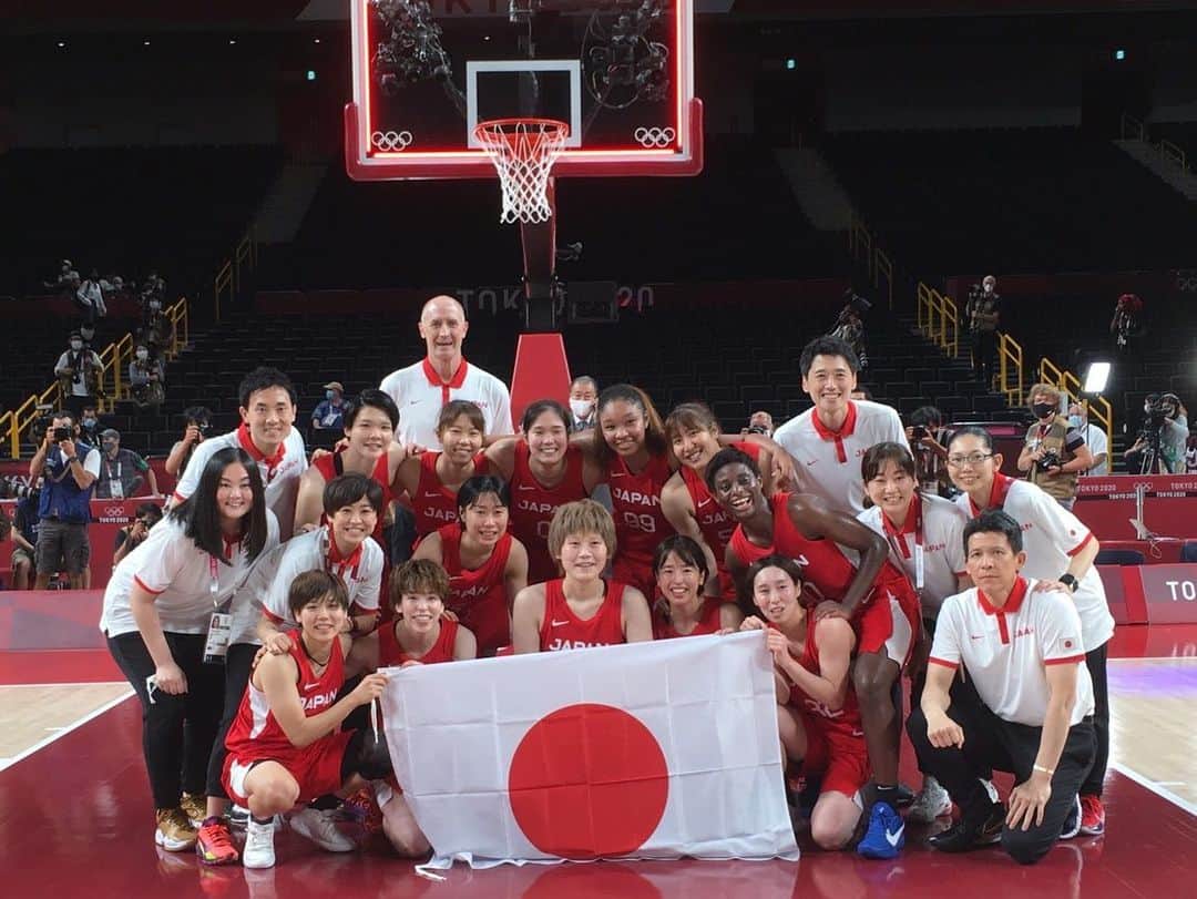 町田瑠唯さんのインスタグラム写真 - (町田瑠唯Instagram)「． オリンピックが終わりました‼︎ 金メダルを目標にずっと練習を続けてきたので、悔しい気持ちはありますが、銀メダルという結果を残せたことをとても嬉しく思います‼︎ ． みなさんからの応援がとても励みになって、 頑張るパワーの源になっていました☺️🤝 本当にたくさんの応援ありがとうございました‼︎ ． このオリンピックを通して、 バスケの魅力やおもしろさ、 そして、小さくても世界で戦えるということが たくさんの方に伝わっていたら嬉しいです😊 ． 最高のチームと最高の舞台で 共に戦えたこと、 とても幸せでした‼︎ ありがとうございました‼︎‼︎」8月9日 0時25分 - macchi0308