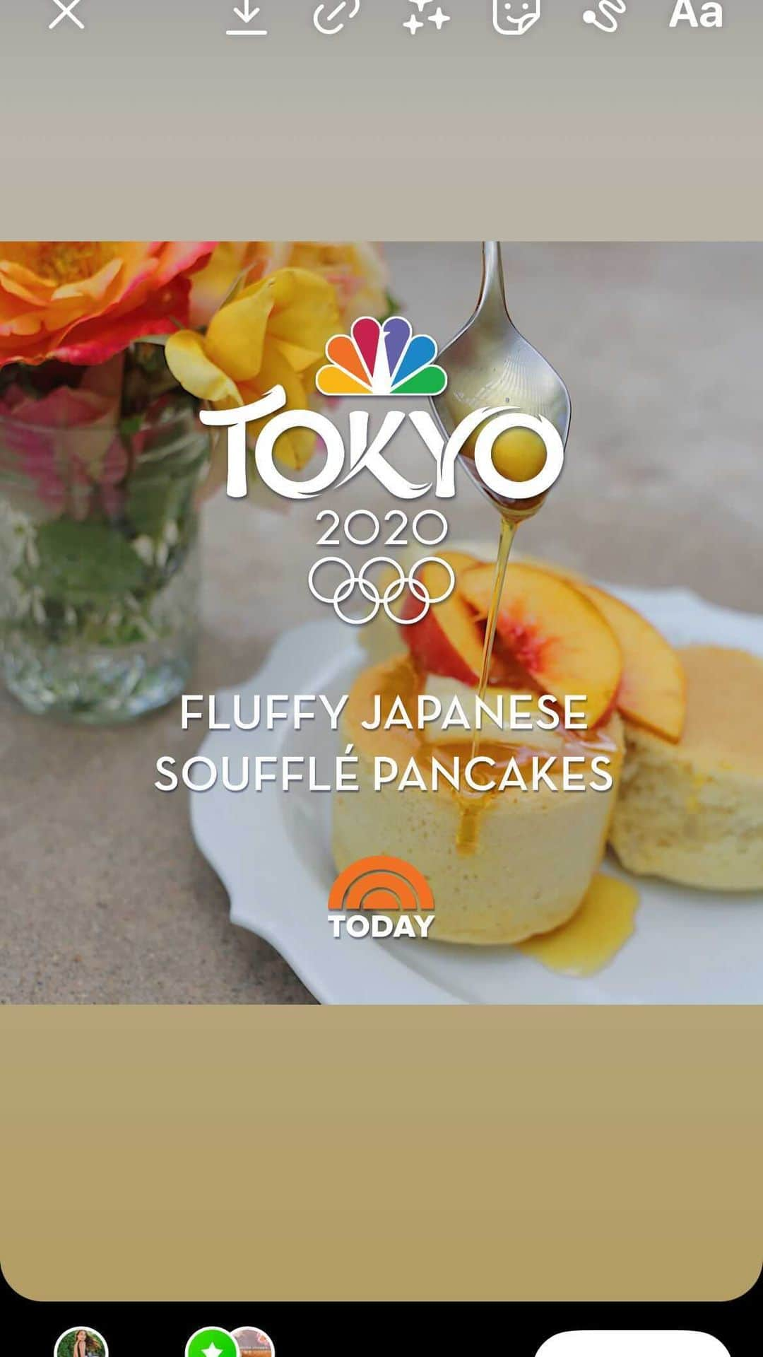 キャンディス・クマイのインスタグラム：「if a pancake 🥞 + a soufflé had a baby! easier thank you think: @todayshow @todayfood @hodaandjenna   Ingredients   3 yolks  2 tablespoons butter, melted//softened  1/4 cup almond milk  2 tablespoons butter, melted  1 teaspoon baking powder 1 teaspoon vanilla extract  1/2 cup cake flour   4 egg whites  ¼ teaspoon cornstarch 2 tablespoons sugar   Directions  1- Add three egg yolks to a clean medium mixing bowl. Add in the almond milk, vanilla and softened butter, whisk well to combine. Gently add in sifted cake flour and baking powder to combine, do not overmix. Set aside.   2- In an additional medium mixing bowl or stand mixer: add the egg whites and cornstarch. Whisk on high speed (use hand mixer or whisk attachment or whisk) until meringue starts to form, turn speed down to medium-high, slowly add in the sugar. Whip until stiff peaks form, be sure the meringue is not over-whipped.   3- Marry the meringue into the batter, using a rubber spatula, gently fold the meringue into the batter and fold in, carefully incorporating well, do not overmix.   4- Prepare a large saute pan over the lowest heat setting. Place ring molds into the pan and spray molds and pan with cooking spray. Ladle your batter in ½ way to ⅔ way into the prepared molds. Add 2 teaspoons of water into bottom of the pan to “steam”, place lid on top.. Cook for 10 minutes on one side (or until golden brown)-- then carefully flip, cook for another 10 minutes … both sides should be a slight golden brown. You may need to press the pancake down so it hits the bottom of the pan.   5- Remove molds from the pan on to your serving plates and place each pancake on to a serving plate. Top with butter, syrup and powdered sugar! Enjoy!   #pancakes #soufflepancake #japanesefood #japanesepancakes #tokyo2020 #pancake #brunch #japanpancake #fluffypancakes #japanesepancake #japanesesoufflepancake」