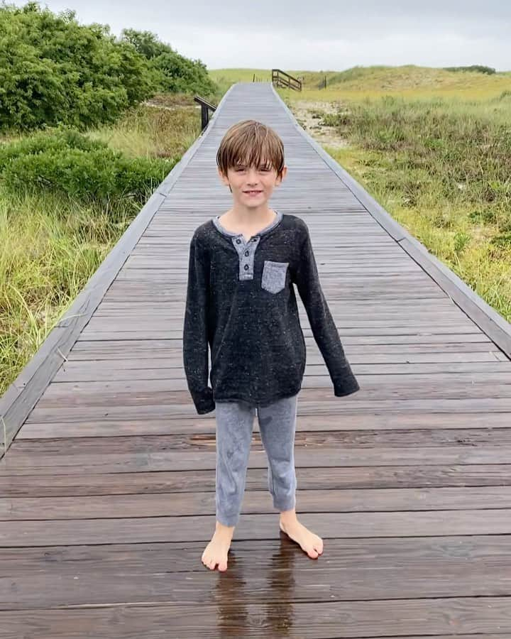 カイル・ニューマンのインスタグラム：「Leo Thames, my little explorer. #jerseyshore #islandbeachstatepark」