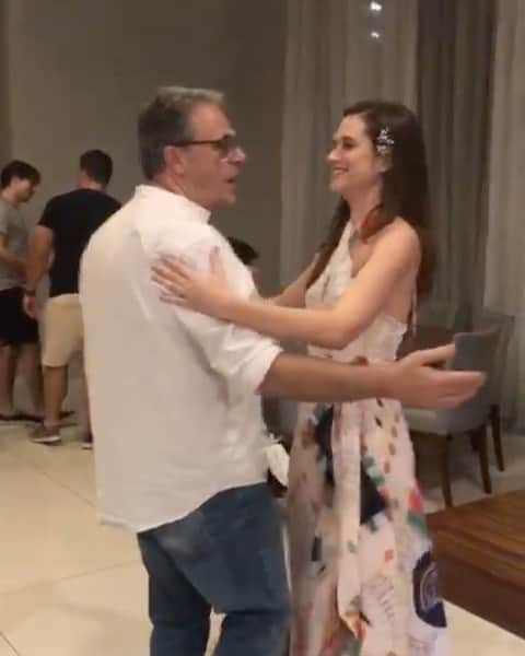 のインスタグラム：「Ai PAI, vc foi assim…como uma música boa que a gente espera tocar pra dançar, aquela que contagia, que todo mundo sabe a letra e gosta de cantar junto fechando os olhos e levantando as mãos, mas que por ironia do destino parou de tocar antes do que gostaríamos e coooomoo gostaríamos de dançar mais e mais o seu som da vida..a sua risada, suas piadas, seus conselhos, suas histórias..!🥰 Que falta vc me faz aqui nessa dimensão, falta do jeito que já estávamos acostumados a nos relacionar! Não é fácil ficar sem seu abraço protetor!  Mas a cada dia sinto, reaprendo e me dedico a me conectar com vc desse jeito novo, pq sei que vc segue comigo!  EU TE AMO, meu melhor amigo, vc É o melhor pai que eu poderia ter, presente em todas as fases da minha vida, antes do início até depois do fim!  Gratidão por esse nosso encontro divino! A vida continua!  Estamos juntos pra sempre, meu herói!❤️👨‍👧💫✨♾」