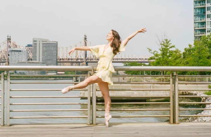 Lily Saito (齊藤莉理)のインスタグラム：「桜、桜、今咲き誇る🌸🌸🌸 🎶 桜 (Cherry Blossoms) by Moriyama Naotaro 💕 | 📸 @oh_story |」