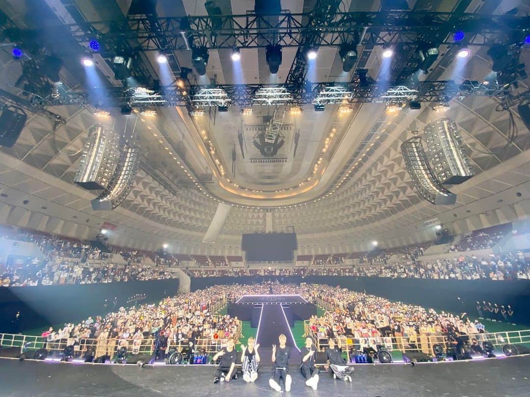 大野雄大のインスタグラム：「アリーナツアー神戸ファイナル！！！！  お越し頂いた皆様、 オンラインで観てくださった皆様、 スタッフの皆様、 応援して下さった皆様、 支えてくれた全ての皆様  …ありがとうございました！！！  今回このツアーを開催するにあたって凄く考え悩んだ時期もありました。  ただ ファイナルを終えて今思う事は  やって良かった。  心からそう思います。  歌う事も踊る事も大好きです。  ただそれ以上にお客さんの楽しんでる顔を見るのが大好きです！！  もっともっと笑い合っていきたいですし、できるなら一緒に叫びたい！！  いつかコロナ渦が治まったらそれは本当に幸せな事だと思います。  でも幸せは作ることも出来ると思っています！  ファンクラブツアーもすぐに始まりますし、 まだまだ皆さんに報告したい嬉しい事もたくさんあります！！  今できる楽しいことをこれからも一緒に作っていけたらいいな。  …そんなことを感じたツアーファイナルでした。😌  これからもDa-iCEを宜しくお願い致します！！！！！  #皆さんのおかげで走り切る事ができました #感謝 #幸せ #歌が好き過ぎて困ってるんですが病名わかる人いますか笑」