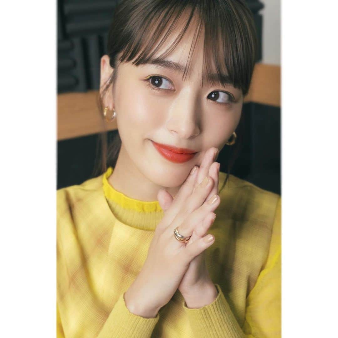 近藤千尋のインスタグラム：「@abema_official  さんの 取材を受けた時のメイクと衣装🤍🤍 アイライナーは 衣装に合わせて黄色🐤🍋 @hince_official_jp   ニット @malamute_iii_knit   ワンピース @leurlogetteofficial   シューズ @dianashoespress」