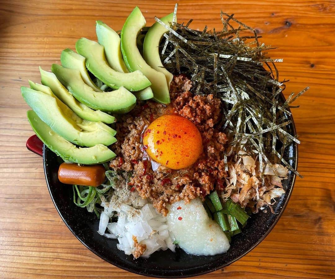 國嶋絢香のインスタグラム：「♡  #マツコの知らない世界 の麺特集を見てから ずっと欲してた #台湾まぜそば 🍜✨  久しぶりに食べたらめちゃくちゃ美味しかった🤤💞 🥑トッピングって珍しくない！？  　 #麺屋いち源  #滋賀グルメ #飯テロ #ラーメンテロ」