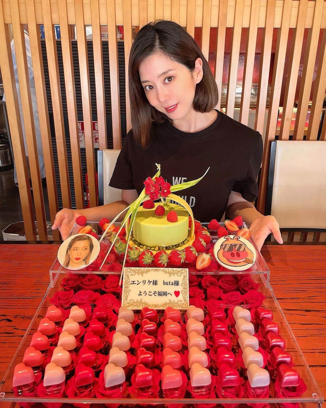 小川えりのインスタグラム：「何枚目の🎂可愛い？♡ 後グルメでどこが推しとか教えて🙋‍♀️グルメアカウント専用垢作ったからこれからここでグルメのこと発信していく🌸 1日でフォロワーさんが約3万人も増えてビックリしてる‪w ほんとにありがとう！需要あるんかな？と心配はしたんだけど誰かの為になるのなら良かった😅🙏笑  @enrike_gourmet  * この写真はチョコレートショップさんがエンリケと豚さんと🍙さんの為に作ってくれたケーキなの🤍3つとも可愛いよね‪w チョコレートショップさんいつもありがとうございます😍❤️」