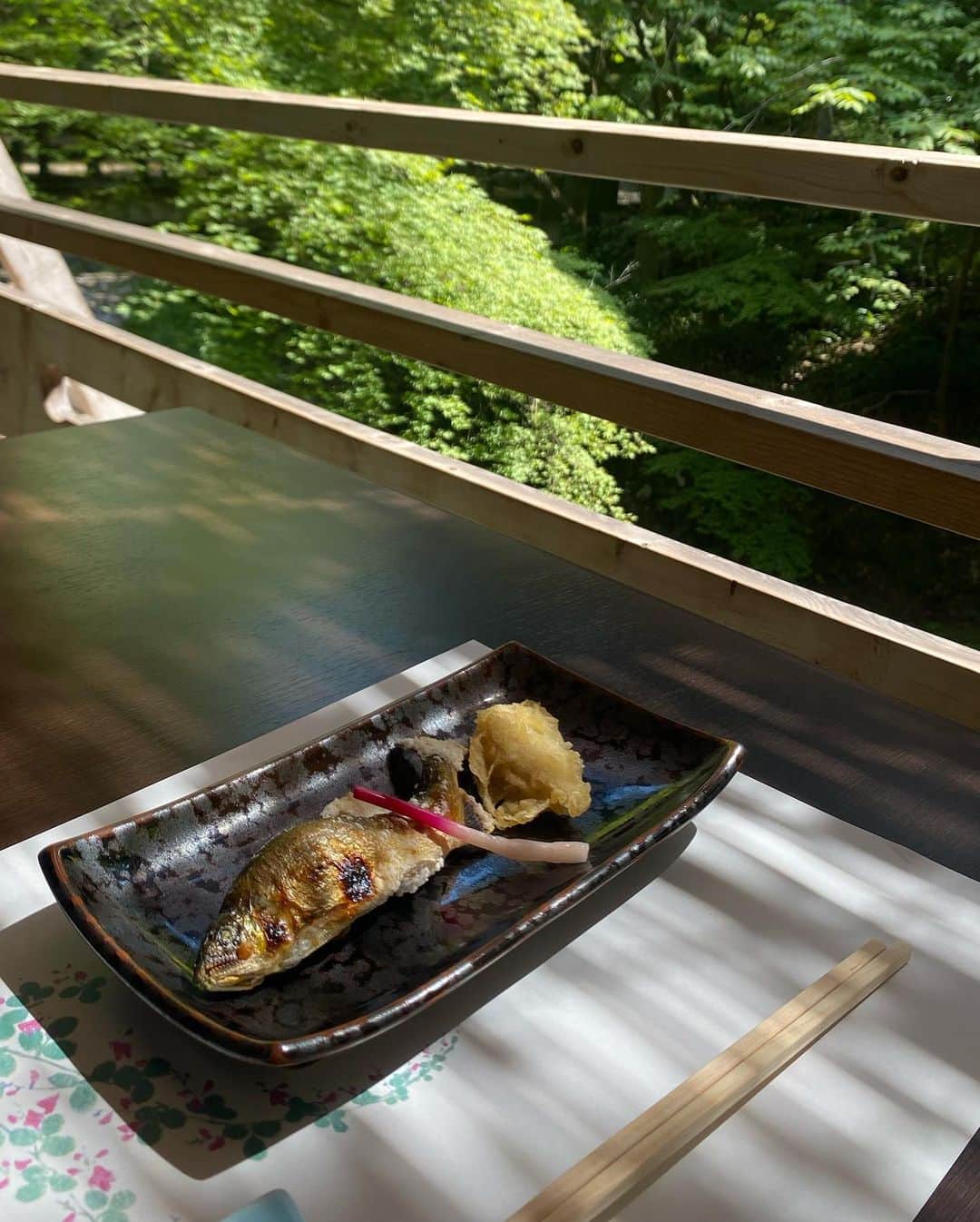 yuiさんのインスタグラム写真 - (yuiInstagram)「. . とうとう私も床でクロコダイル👜🐊デビュー💓 と、言いたい所でございます🙄 . . クロコダイル素敵すぎて何回も頂戴と言ってみましたが、最後は無視されました🐊笑 (当たり前😵) . . 今年の夏"京都で床に行きたいなぁ"🌻🎐 思っていたので念願が叶い嬉しい。 . 川がとっても綺麗で、川遊び🛶したい(切実熱望) . 華麗なる絹川family有難う御座いました♡(８枚目😍) . 夫とえり彼は、本当仲良し🤣笑 (９枚目) . . #yuiログ#京都渓流床#京都床#京都納涼床  #yuiinkyoto#yuitrip✈️ #ゆい旅 #マタニティライフ#マタニティーコーデ#ゆいのママライフ#dior#クロコダイル#アリゲーター#diorbag」8月9日 8時01分 - yuiram