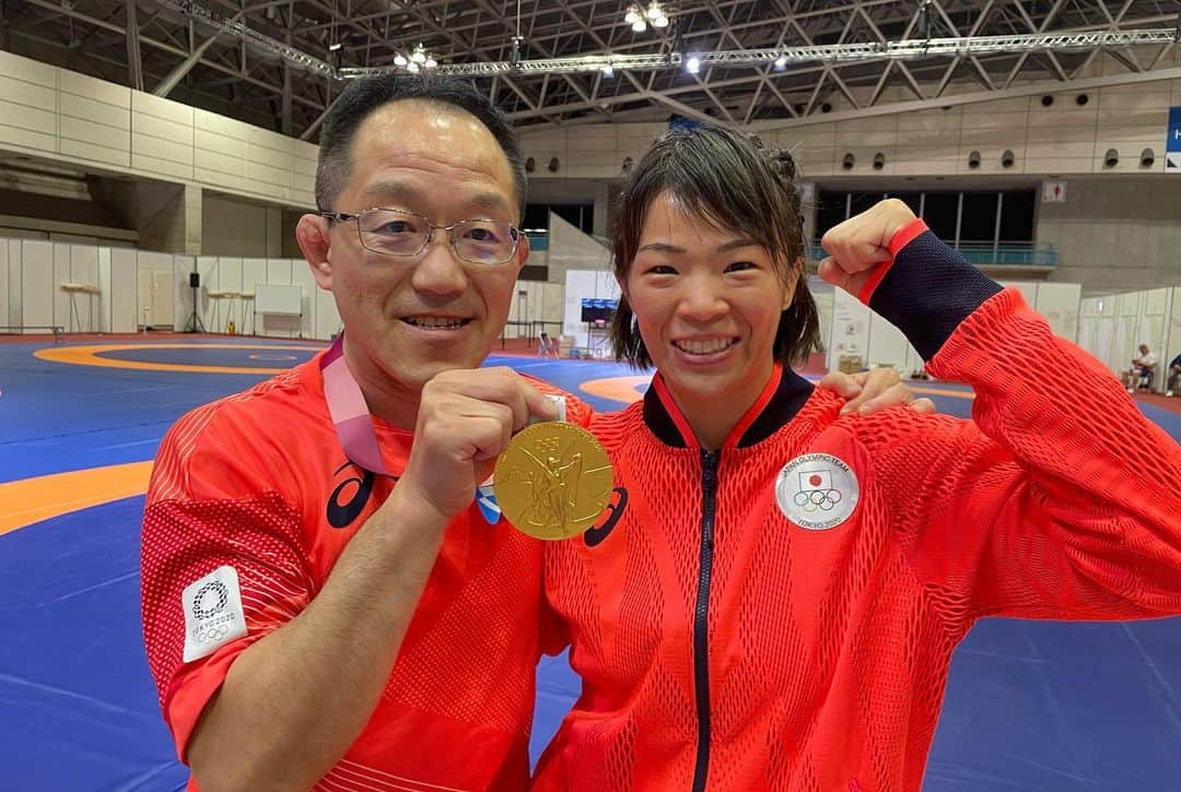 川井梨紗子さんのインスタグラム写真 - (川井梨紗子Instagram)「. My best coach.🔥✨ 金浜コーチがいなければ間違いなくここにいませんでした。 苦しい事も嬉しい事も全て共有してきた、もう1人の父の様な存在です👨🏻 . 私が金浜コーチにメダルをかけたいと思ってましたが、自分でかけてました😂笑(5.6枚目)」8月9日 8時10分 - risako_kawai