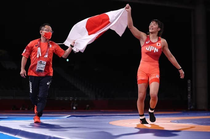 川井梨紗子さんのインスタグラム写真 - (川井梨紗子Instagram)「. My best coach.🔥✨ 金浜コーチがいなければ間違いなくここにいませんでした。 苦しい事も嬉しい事も全て共有してきた、もう1人の父の様な存在です👨🏻 . 私が金浜コーチにメダルをかけたいと思ってましたが、自分でかけてました😂笑(5.6枚目)」8月9日 8時10分 - risako_kawai