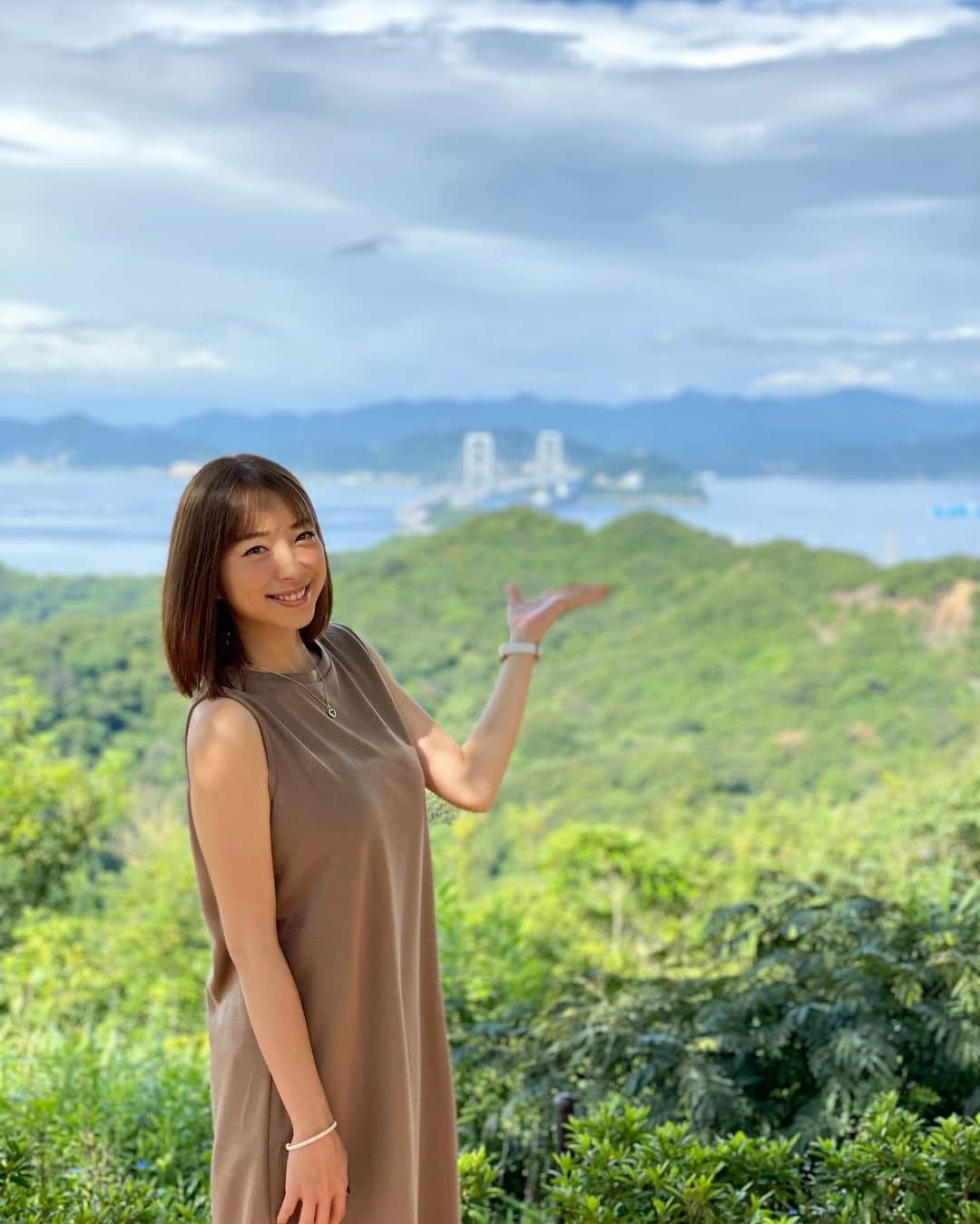 RIKAのインスタグラム：「. 母と旅行✈️2日目。 愛媛から高知へ🚗 全国で雨予報が四国だけで運転中ずっと土砂降り😭 雨雲は連れてくるけど車から降りると何故か晴れる☀️前日もそうでした🤣 お腹の子は晴れ子かな？ . 高知から徳島まで移動してこの日300キロ以上走りました🚗 . この日だけ特別眉山から花火が上がって超ラッキー🎆 . 最後の日は鳴門の渦潮にパパっと行って帰りました。 バタバタすぎる旅でずっと雨予報だったけど一度も濡れる事なく母と喧嘩する事もなく無事に帰りました😁✨ . またゆっくり来たいところです🥰 . . . #プチ旅 #母 #誕生日 #四国 #愛媛 #高知 #徳島 #眉山 #時間なさすぎ旅」