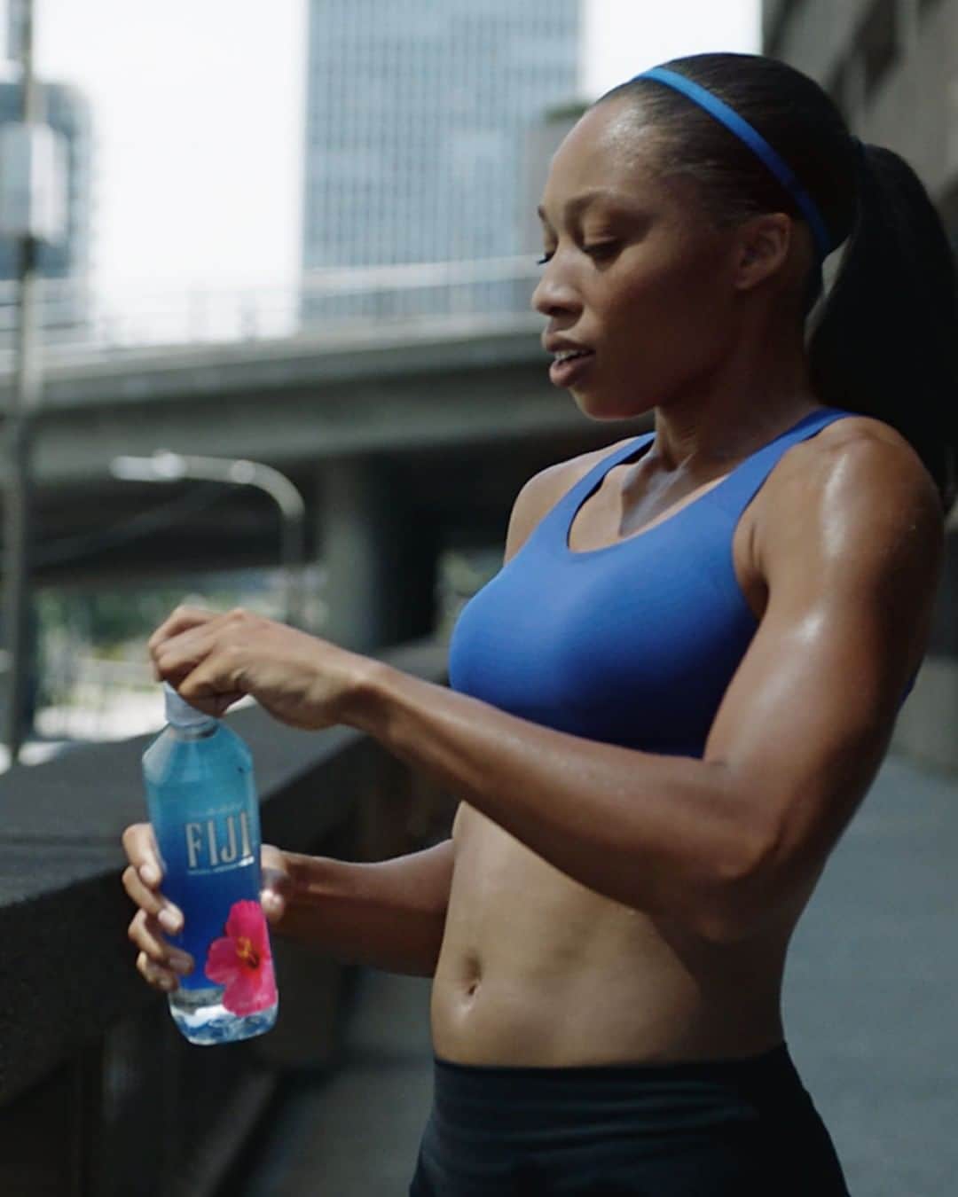 アリソン・フェリックスのインスタグラム：「Thank you @fijiwater for giving me perfect on-the-go hydration. #FIJIWaterAmbassador The convenient sports cap bottle makes drinking my favorite water even easier, so I never have to slow down! #EarthsFinestWater #fijiwater」