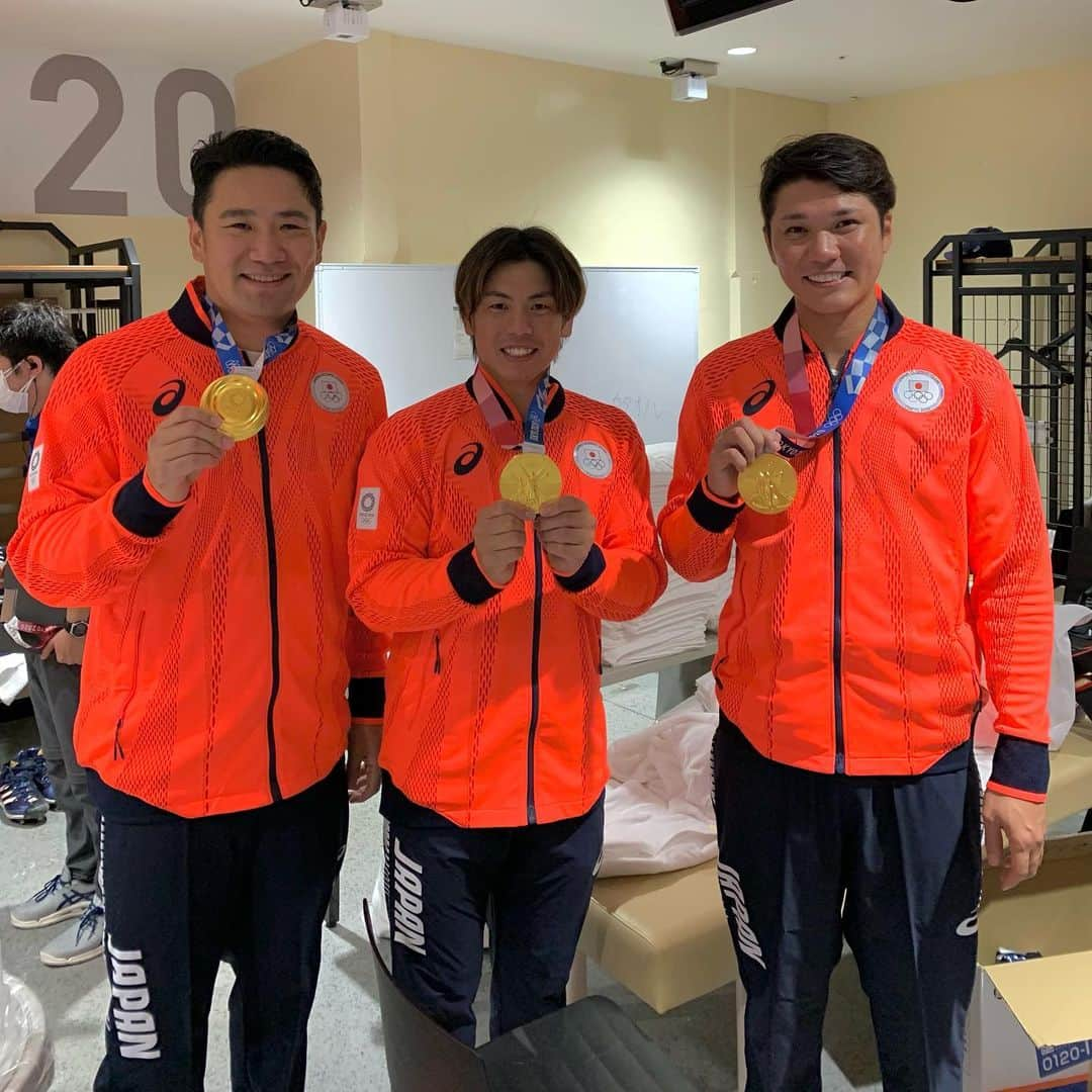 梅野隆太郎さんのインスタグラム写真 - (梅野隆太郎Instagram)「東京五輪2020 金メダル⚾️🥇  たくさんの応援ありがとうございました⭐︎本当にこのコロナ禍の中で開催していただき周りの皆さんには感謝してます！ そして最高のチーム、スタッフ、サポートしてくれたみなさんとこの世界の舞台で共に戦わせてもらい、経験だけでは済ませられない、プレッシャーや表せられない緊張感の中で戦い本当に最高の舞台で稲葉監督の元みんな結束し、金メダルを獲得することができ本当に嬉しく思います！ありがとうございました。 また選手としてもこれからもたくさんの方に夢、希望や感動与えられる選手になれるよう精進していきます⚾️  そしてプロ野球シーズン後半も始まりますが変わらずご声援よろしくお願いします📣  #梅野隆太郎 #感謝」8月9日 8時56分 - ryutaro_umeno_official