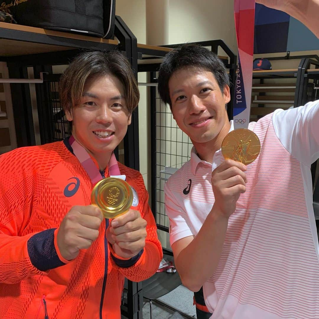 梅野隆太郎さんのインスタグラム写真 - (梅野隆太郎Instagram)「東京五輪2020 金メダル⚾️🥇  たくさんの応援ありがとうございました⭐︎本当にこのコロナ禍の中で開催していただき周りの皆さんには感謝してます！ そして最高のチーム、スタッフ、サポートしてくれたみなさんとこの世界の舞台で共に戦わせてもらい、経験だけでは済ませられない、プレッシャーや表せられない緊張感の中で戦い本当に最高の舞台で稲葉監督の元みんな結束し、金メダルを獲得することができ本当に嬉しく思います！ありがとうございました。 また選手としてもこれからもたくさんの方に夢、希望や感動与えられる選手になれるよう精進していきます⚾️  そしてプロ野球シーズン後半も始まりますが変わらずご声援よろしくお願いします📣  #梅野隆太郎 #感謝」8月9日 8時56分 - ryutaro_umeno_official