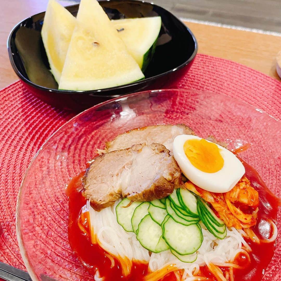 葉月里緒奈さんのインスタグラム写真 - (葉月里緒奈Instagram)「大阪鶴橋徳山ピビン麺。 平壌だったり盛岡だったり、冷麺って色んな種類があるのね。　 #おうちごはん #夕ご飯#麺好き#麺スタグラム#麺すたぐらむ #冷麺#大阪鶴橋徳山ピビン麺 #スイカと共に#ブランチ#パスタランチ#スパゲティ#スパゲティナポリタン#目玉焼きのせ#目玉焼きのせナポリタン #rionahazuki」8月9日 9時05分 - riona_hazuki