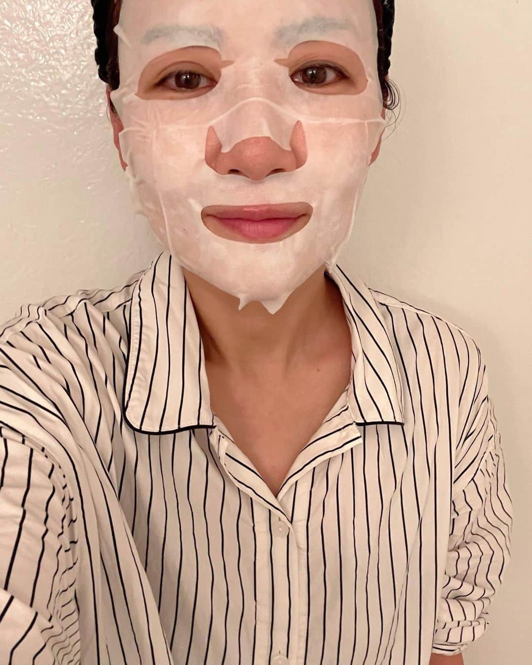 藤崎奈々子さんのインスタグラム写真 - (藤崎奈々子Instagram)「お家で1日のんびりな日 @ruhaku_japan のパックでのんびりゆったりお家美容 ・ こちらのパック、美容乳液シートマスクというだけあってたっぷりこっくりクリーミーなシートマスク 顔に貼るとクリーミーなだけにピタッと密着してくれて、しっかり保湿してくれるのを感じる 20分後剥がしてもシトシト感が長く続くので今日はしっかりケアするぞー！という日にいいかも👍 ・ それにしても人ってパックするとなんでパンダみたいな顔になるんだろうね？ 私だけ⁇ ・ #ruhaku#ルハク#エンリッチシートマスク#オーガニック化粧品#おうち美容#シートパック#保湿ケア#ずぼら美容」8月9日 9時46分 - nanakofujisaki