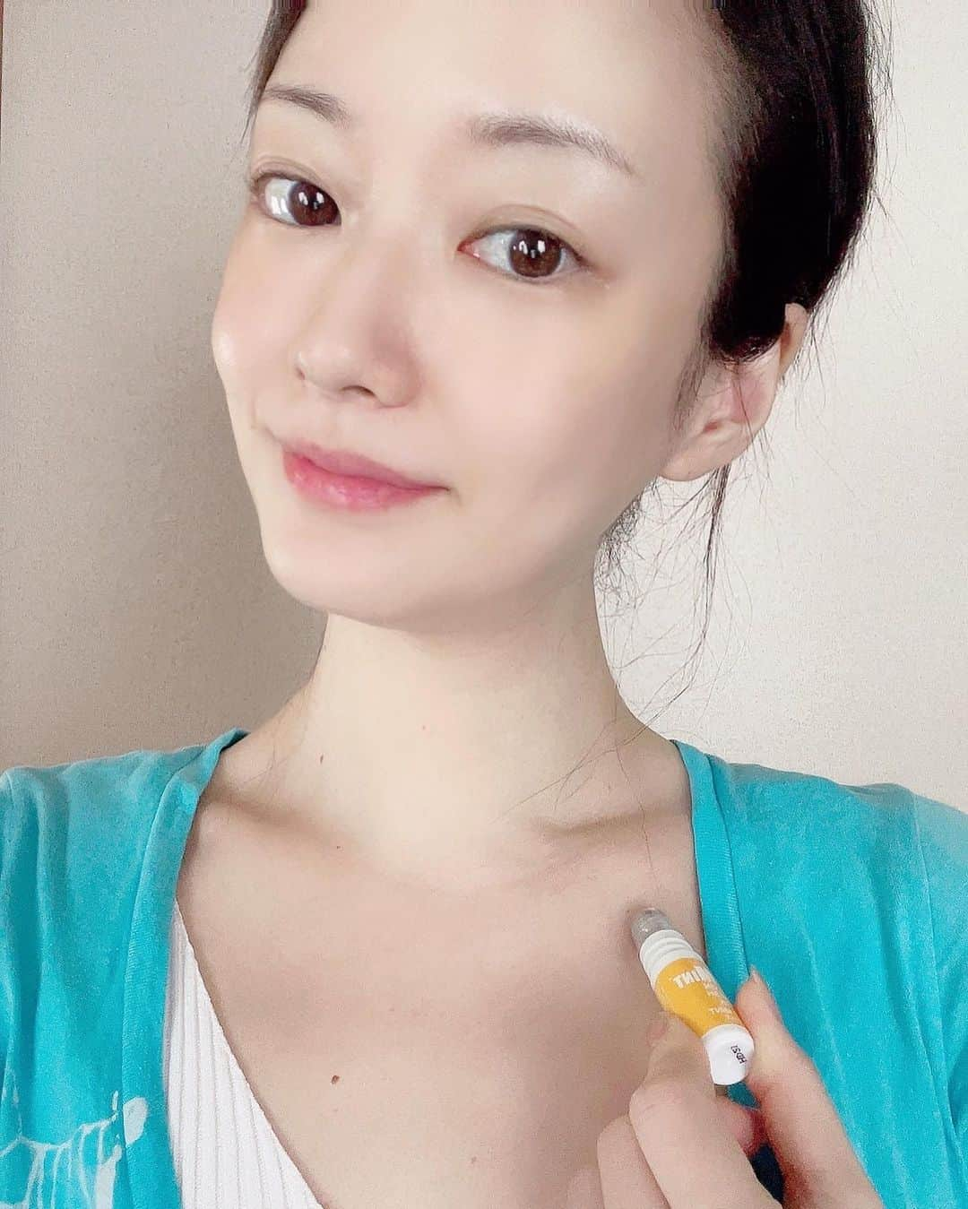 吉山りささんのインスタグラム写真 - (吉山りさInstagram)「👃🏻  もう10代の時から使ってるノーズミント👃🏻 スースーフェチにはたまらない😍  鼻に直接あてて吸うとスースー👃🏻💕写真5 液体はマスクに付けるとスースー😷写真6  そしてこのロールオンタイプは塗ってスースー❄  私は こめかみや鎖骨に塗るのが好きなの💕  シトラスミントは スースー＆香りにも癒される😌✨  眠気にも気分転換〜🚙😪🚘💕  私はいつもマスクケースの中に入れて持ち歩いてまーす💋  もう何本目だろ👯‍♀️（笑）  pr @sosu_jp_official #sosusosu_fan #ノーズミント #ノーズミントロールオン #リフレッシュ #冷感グッズ #夏アイテム #眠気覚まし #便利グッズ #スースー  #スースーフェチ  #ミント #気分転換  #cool  #オススメ」8月9日 9時54分 - oreorerisa