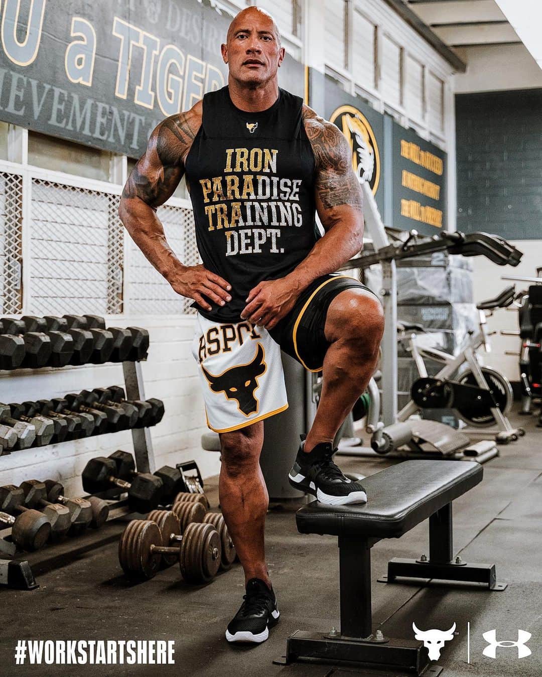 ドウェイン・ジョンソンのインスタグラム：「*LINK TO SHOP IN BIO 👆🏾 My NEW @projectrock football training collection is special 🔥🔥🔥🔥💪🏾  I went back to my old McKinley High School weight room in Hawaii where we busted our asses as 14yr old freshmen football players.   As you can tell in this picture, nothing has changed in our hard work culture in decades.  Literally nothing.   Only I’m a little older 🦖  More tattoos.  A little bit wiser.  A lot more grateful.  And much more handsome.   I’m the same scrappy, hungry kid, who as a man, became the hardest worker in the room.  Period.   My new training gear is inspired by the game I loved 🏈 and delivered to you guys with my anchoring training pillars - GRIT & MANA.   Enjoy the new gear and remember this is a MICRO DROP COLLECTION so it WILL SELL OUT FAST.   @underarmour  @projectrock  #hardestworkerintheroom  #THEWORKSTARTSHERE  * LINK UP TOP 👆🏾👆🏾」