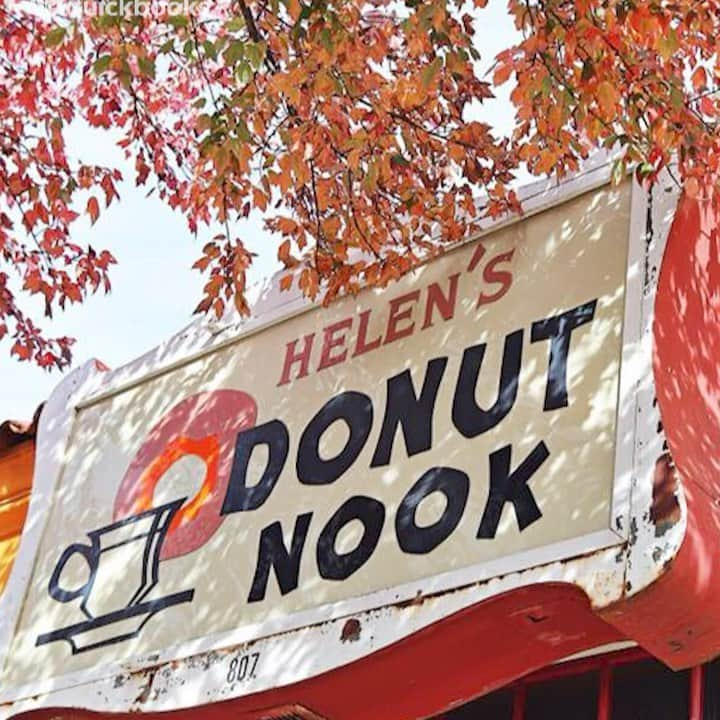 アーロン・ロジャースのインスタグラム：「Helen’s Donut Nook   As I continue to show my support for small businesses just like @QuickBooks does every day, I wanted to recognize one of my favorite small businesses in Chico - Helen’s Donut Nook.   They have served donuts in downtown Chico for over 50 years and have some of the hardest working owners I know. They survived the pandemic last year and I’m so proud to give them the recognition they deserve. They are true champions of our community.   Let me know your small business stories and I can’t wait to share more of mine this week #BackSmallBiz #sponsored #chicostrong💪 #gratitude #」