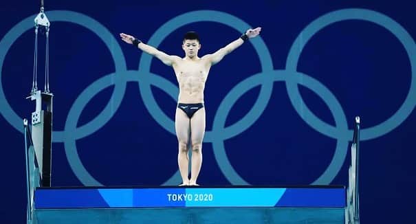 玉井陸斗のインスタグラム：「〜東京2020オリンピック〜  昨日、オリンピックの閉会式が行われて、オリンピックが終了しました。初めてのオリンピックを終えて、今はだいぶホッとしています。  自分は7位入賞という結果でした。今の自分的には十分頑張った結果なので悔いはないですが、ここで満足せずこれからさらに、いい成績を出せるようにもっと強くなりたいと思います。応援してくださった方々、本当にありがとうございました。今回予選では「もう無理なんじゃないか」と少し諦めかけてしまった時がありましたが、沢山の応援メッセージなどを思い出して、もう一度頑張ろうと思えました。皆さんの応援がなければ、入賞も出来ず決勝に進出することすら出来なかったかもしれません。応援の力の凄さを知りました。  コロナ禍でのオリンピック開催で沢山の規制があったり、厳しい状況だったのにも関わらずオリンピックを開催することが出来たのは、大会関係者様やボランティアの方々のご支援のおかげだと思います。 そして、多くの国の選手が東京に来て、大会に参加してくれたおかげで素晴らしい大会になったと思います。 本当にありがとうございました。  #arigato2020#Olympic#東京オリンピック#飛込#diving#日本代表#男子最年少出場#沢山の方に感謝#次は#パリオリンピック」