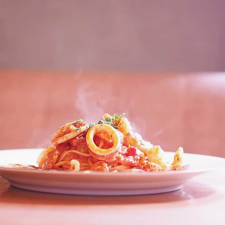 パスタ食堂 アントロワのインスタグラム：「. 風が強いですが 本日も営業しています！  ご来店の際はお気をつけてお越しください。」