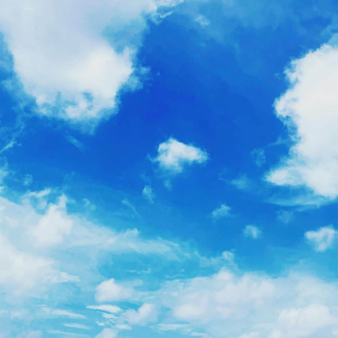 梶原ひろみのインスタグラム：「雨上がりの夏空  今年も8月9日がやってきた  夏が暑いほど 見上げた空が美しいほど  失った命を感じるのはなぜだろう  11:02 祈りました🕊  みなさん、お久しぶりです😌 お元気ですか？」