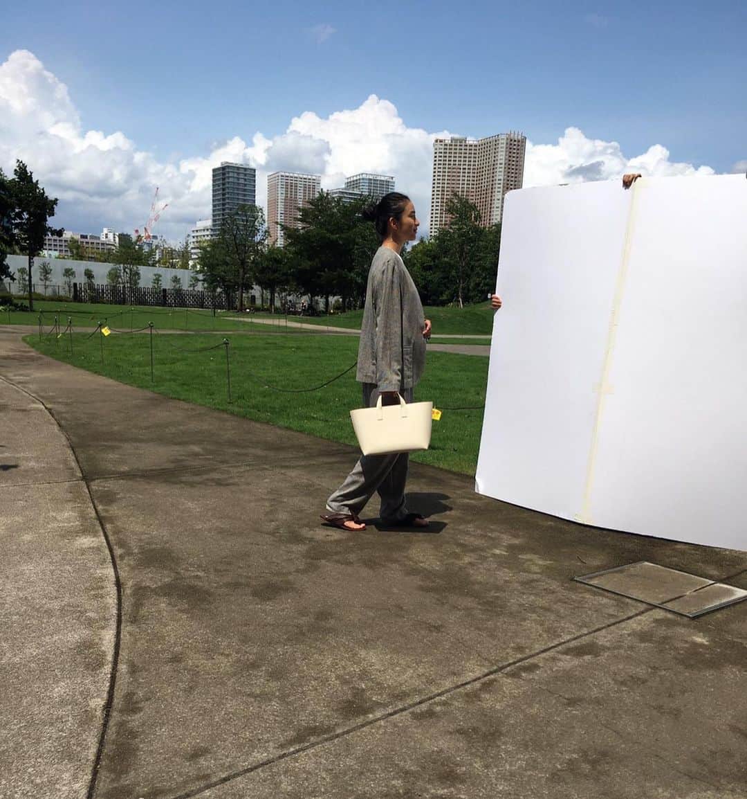 武井咲さんのインスタグラム写真 - (武井咲Instagram)「いま発売されているVERY９月号の撮影。 この時は梅雨の時期だったのに、お日様が味方してくれた。🌞  是非見てください☺︎」8月9日 11時34分 - emitakei_official
