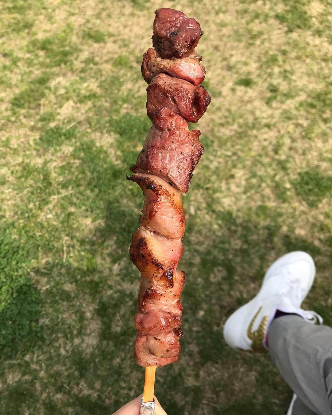 吉山りささんのインスタグラム写真 - (吉山りさInstagram)「😋  秒です😋🍖🦴✨  焼き鳥屋さんとかでも 串から箸でとって食べるのヤダ〜🦧  串にかぶりつきたい😋💋  たまに口の中刺さるけど😎  ワイルドに食べたい🧜🏻‍♀️🍖🦴  だって 人間だもの🏋🏻‍♀️   #串  #肉  #生肉  #生魚 大好き #生肉生魚  お肉は #veryrare が好き💕  #肉串   #summer  #暑い けど #夏が大好き  夏でも冷え性だからスニーカー必須👟 #スニーカー女子  #スニーカー  #白が好き   #コーディネート はコーデね…ぃ…㊙️危ない   #吉山りさ #モデル #フリー #フリーモデル  #1人が好き  #1人時間  #海散歩 したいなぁ #🏖️ #ひとり旅  #一人旅女子」8月9日 11時38分 - oreorerisa