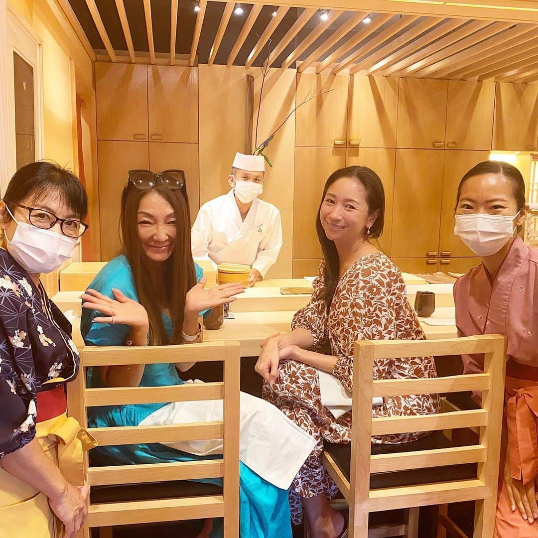 マキ・コニクソンさんのインスタグラム写真 - (マキ・コニクソンInstagram)「待ってました！ 鮨おのでらで恒例のランチ！ 日本から週2回空輸されてくる新鮮なお魚 だから、まるで日本で食べてるみたい！🍣  私はエビ好きだから昆布で締めてる　 エビ締めが好き！(写真3枚目)  ハワイは美味しい物の宝庫！今じゃ昔のように日本食には困らないから嬉しいっ！😭  鮨おのでらの週末限定ランチは めちゃくちゃお勧めです！☝🏼  最近は混んでて全然予約が取れないから 今日は10月まで予約してきたよ！👍🏼  大将の新ちゃん！ 今日も美味しいお鮨を有難う！🙏🏻  #ハワイの美味しいお店のおすそ分け🤙🏼  #美味しいお鮨がハワイで食べれるのは有り難い😭 #鮨銀座おのでら  #日本人で良かったって思う瞬間🍣🇯🇵」8月9日 11時54分 - makikonikson