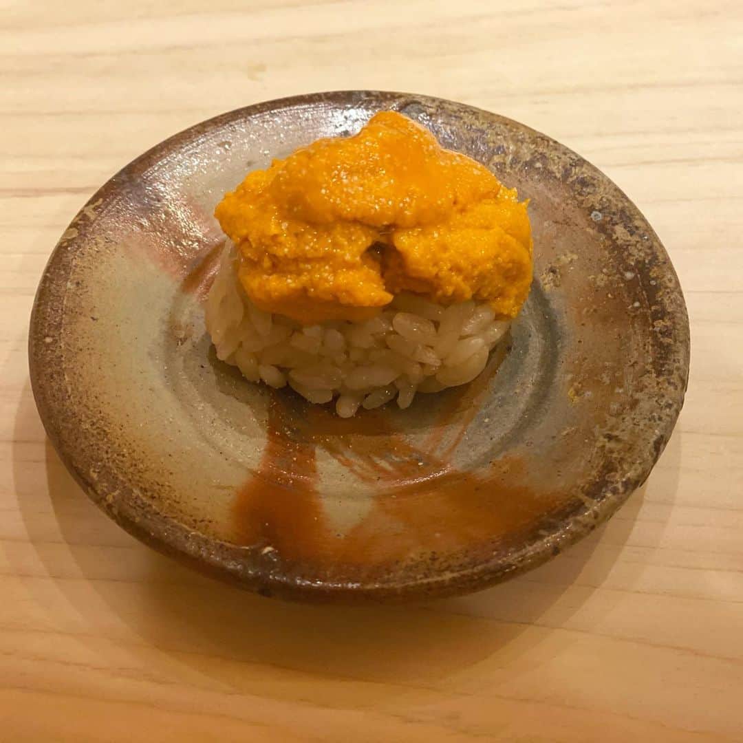 マキ・コニクソンさんのインスタグラム写真 - (マキ・コニクソンInstagram)「待ってました！ 鮨おのでらで恒例のランチ！ 日本から週2回空輸されてくる新鮮なお魚 だから、まるで日本で食べてるみたい！🍣  私はエビ好きだから昆布で締めてる　 エビ締めが好き！(写真3枚目)  ハワイは美味しい物の宝庫！今じゃ昔のように日本食には困らないから嬉しいっ！😭  鮨おのでらの週末限定ランチは めちゃくちゃお勧めです！☝🏼  最近は混んでて全然予約が取れないから 今日は10月まで予約してきたよ！👍🏼  大将の新ちゃん！ 今日も美味しいお鮨を有難う！🙏🏻  #ハワイの美味しいお店のおすそ分け🤙🏼  #美味しいお鮨がハワイで食べれるのは有り難い😭 #鮨銀座おのでら  #日本人で良かったって思う瞬間🍣🇯🇵」8月9日 11時54分 - makikonikson