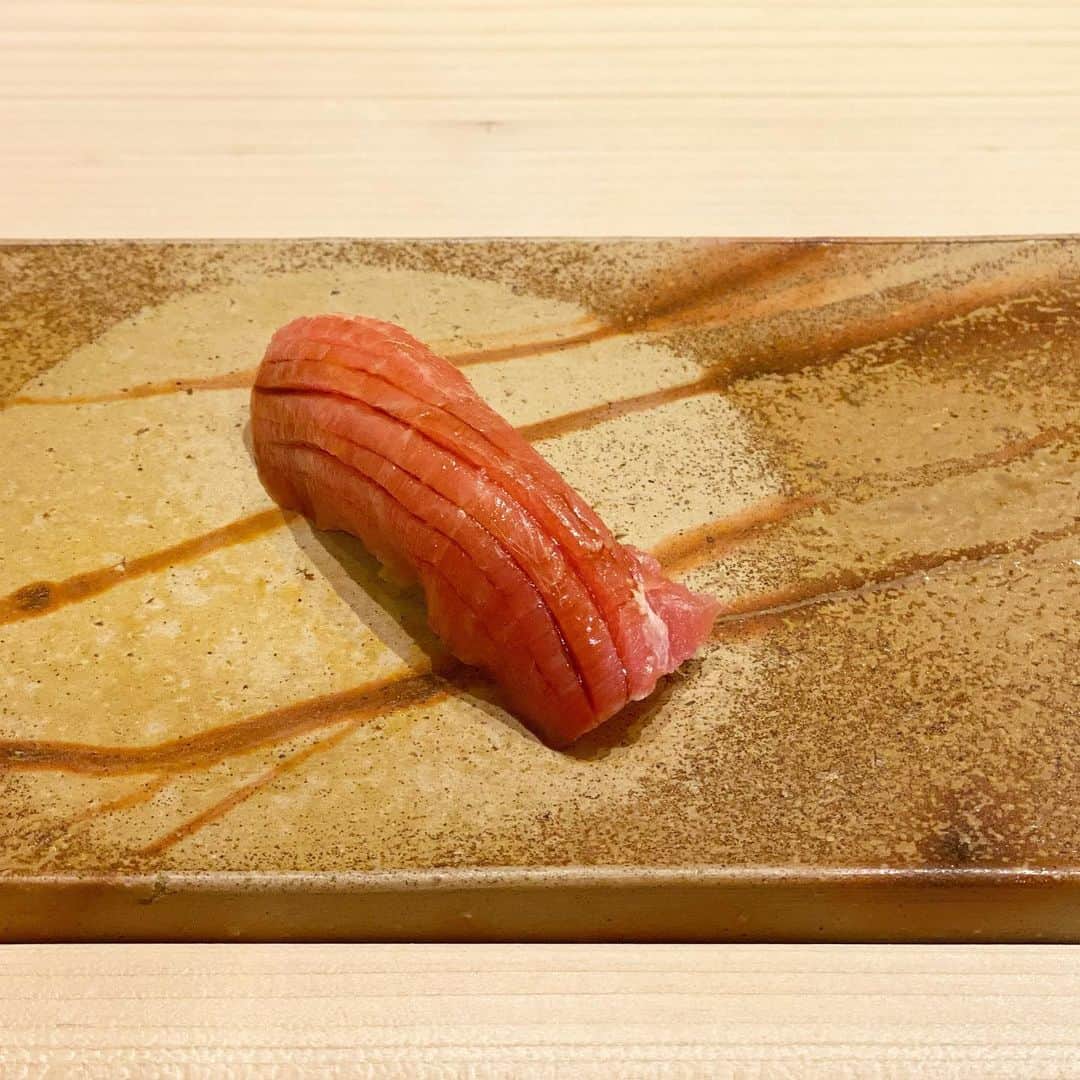 マキ・コニクソンさんのインスタグラム写真 - (マキ・コニクソンInstagram)「待ってました！ 鮨おのでらで恒例のランチ！ 日本から週2回空輸されてくる新鮮なお魚 だから、まるで日本で食べてるみたい！🍣  私はエビ好きだから昆布で締めてる　 エビ締めが好き！(写真3枚目)  ハワイは美味しい物の宝庫！今じゃ昔のように日本食には困らないから嬉しいっ！😭  鮨おのでらの週末限定ランチは めちゃくちゃお勧めです！☝🏼  最近は混んでて全然予約が取れないから 今日は10月まで予約してきたよ！👍🏼  大将の新ちゃん！ 今日も美味しいお鮨を有難う！🙏🏻  #ハワイの美味しいお店のおすそ分け🤙🏼  #美味しいお鮨がハワイで食べれるのは有り難い😭 #鮨銀座おのでら  #日本人で良かったって思う瞬間🍣🇯🇵」8月9日 11時54分 - makikonikson