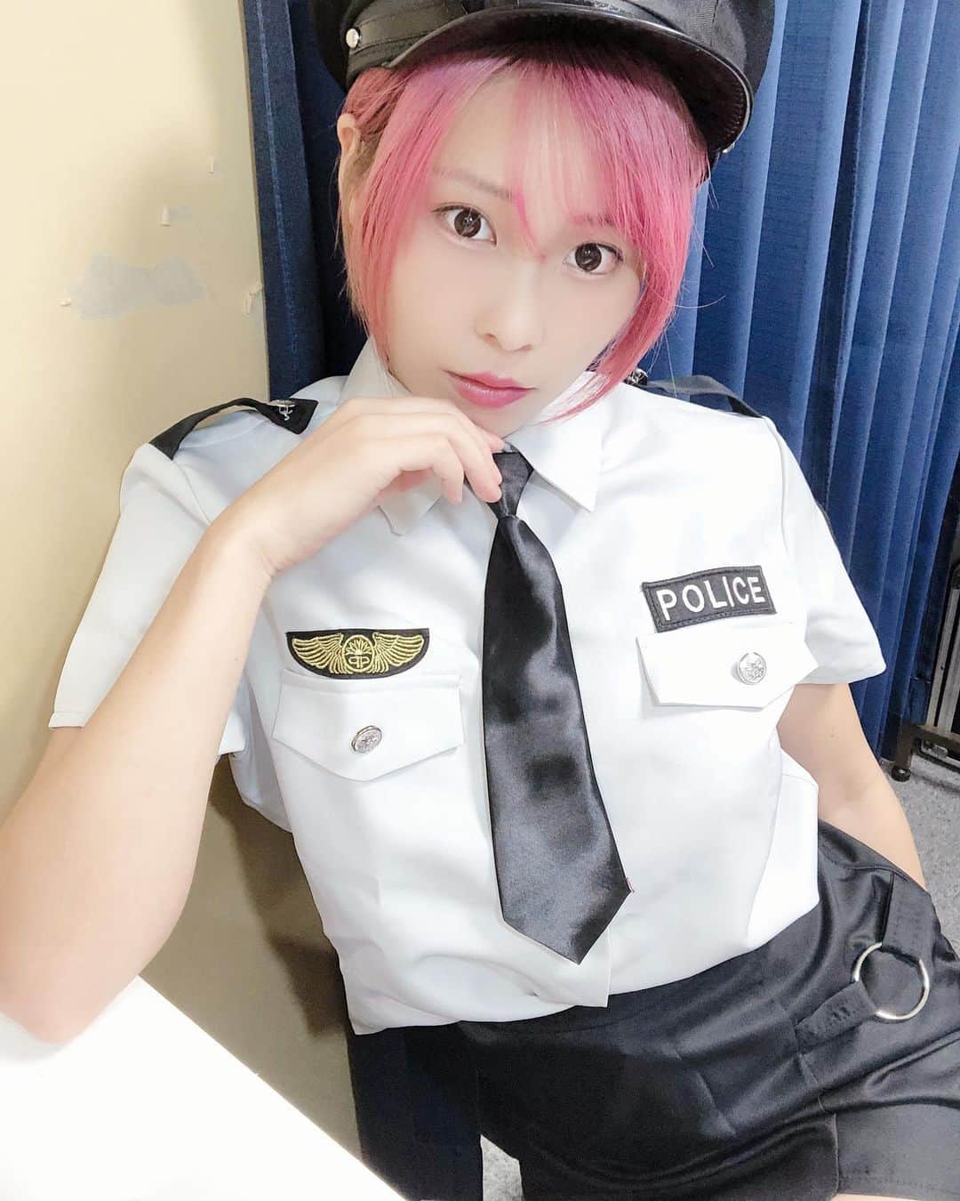 塚田綾佳のインスタグラム：「American POLICE 👮‍♂️🇺🇸 ・ 逮捕しちゃうぞ❥❥❥🔫 ・ ・ #AmericaPOLICE #POLICE #cosplay #コスプレ  #portrait #gravure #pinkhair #ピンクヘア  #彼女とデートなうに使っていいよ #SNS用レンタル彼女 #SNSレンタル彼女  #インスタグラビア #Instagragravure #ショートカット女子 #泳衣系列 #model #japanesegirl  #shooting #셀카 #미소녀 #일본인 #非常好 #摄影 #塚田綾佳」