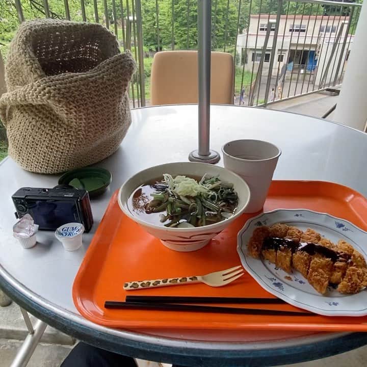 魔女菅原のインスタグラム：「#ZOOMO #盛岡市動物公園  山菜そばと揚げたてトンカツ。通常1日1食なので、お昼に一人前たべるとおなかいっぱい😅 さて、アフリカ園とビクトリアコーナーが待ってるぜ❗️」