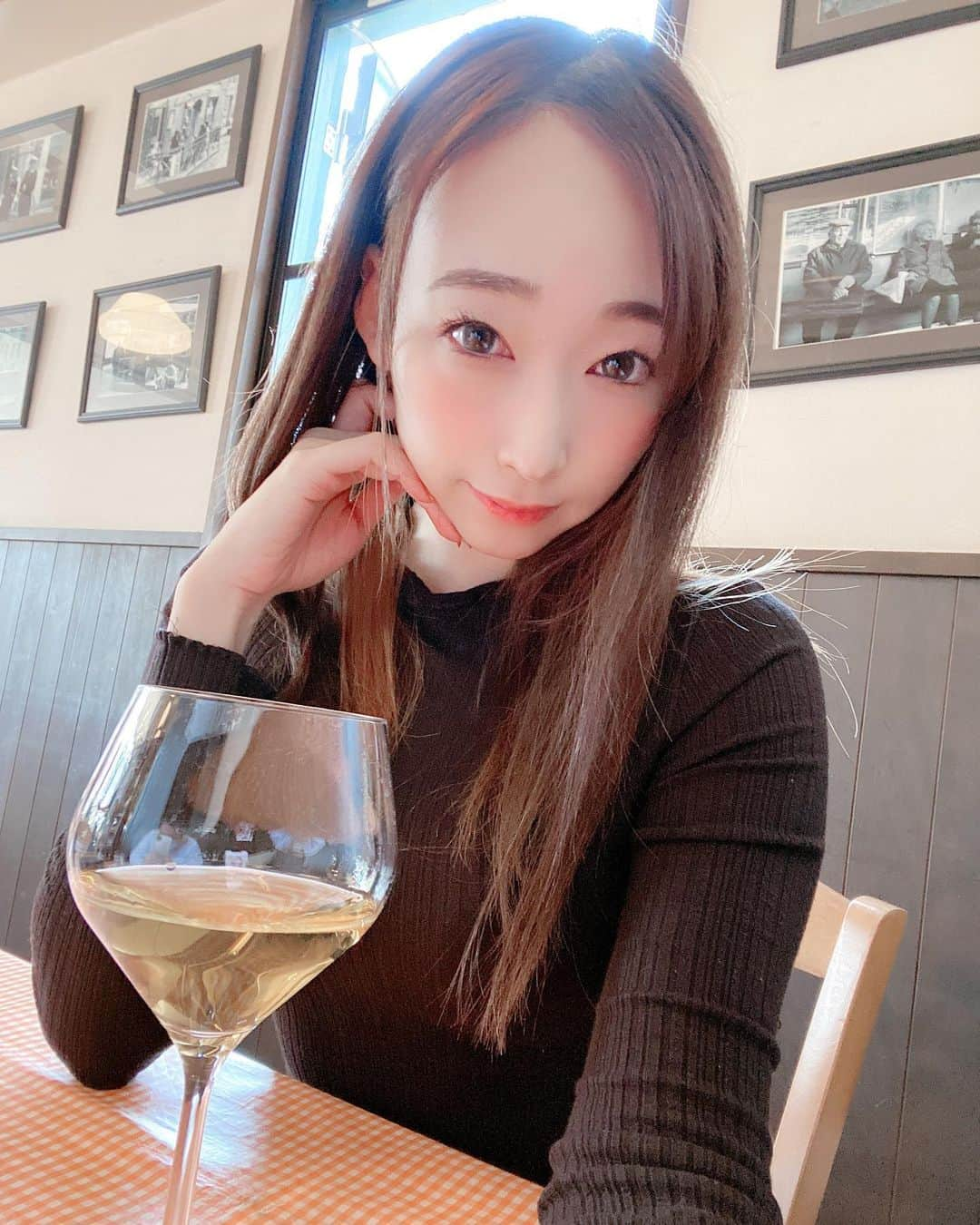 蓮実クレアさんのインスタグラム写真 - (蓮実クレアInstagram)「・ ・ ・ The wine you drink from noon is exceptional ♡ ・ 昼から飲むワインは格別♡ ・ ・ #蓮実クレア #whitewine #lunch #instagood」8月9日 12時16分 - hasumi_kurea