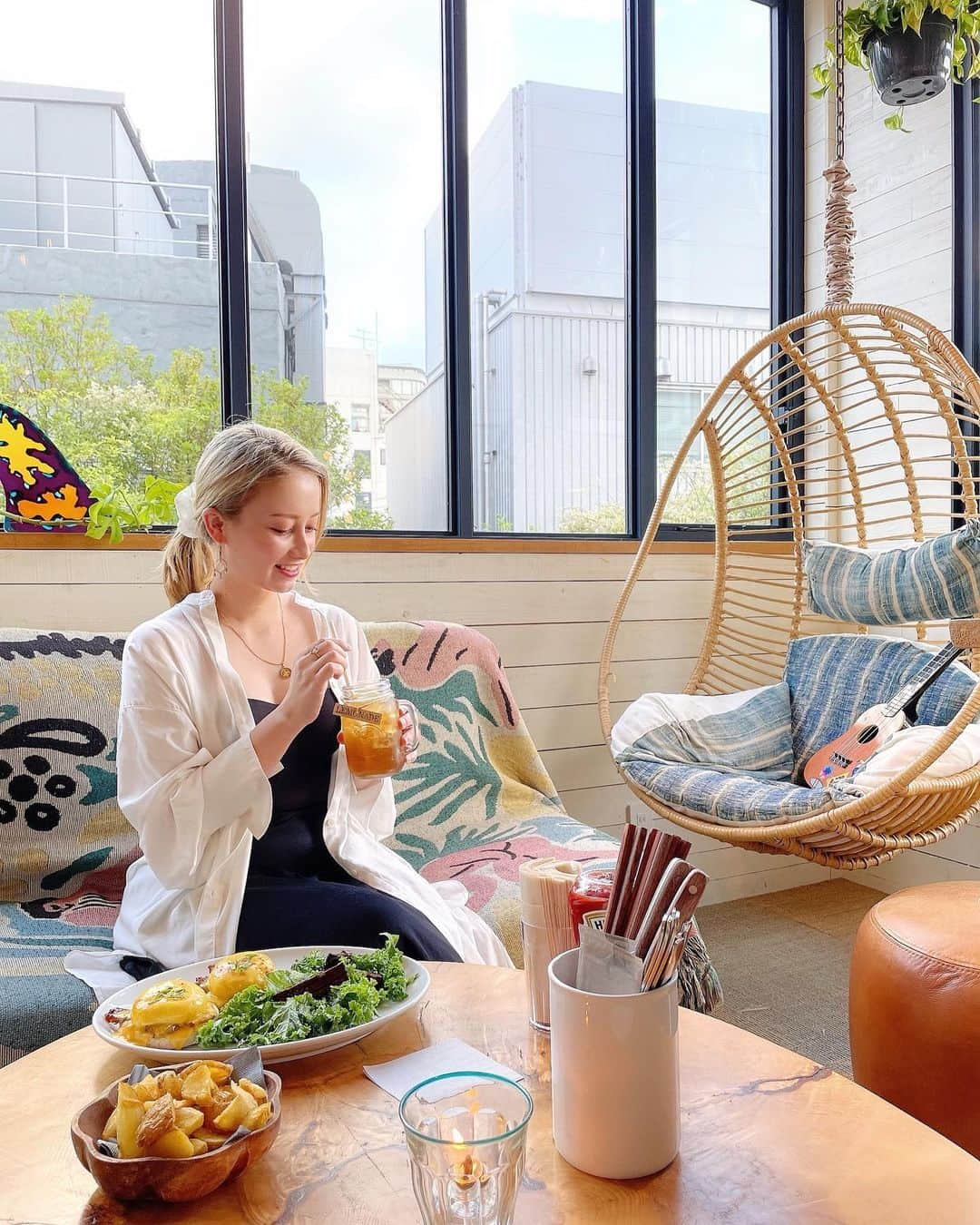 ドーキンズ英里奈のインスタグラム：「Nice cafe in Daikanyama😊 ⠀ I feel like I’m in tropical resort. You can see airplane from the window too.  ⠀ テラスもあるお気に入りのカフェ ⠀ 南国気分でちょっぴり現実逃避。笑 飛行機が飛んでるのがたくさん見える場所🛩 ⠀ エッグベネディクトが美味しいよ👍  ⠀  ⠀ ⠀  #HEAVENLYdaikanyama #代官山ランチ #HEAVENLY #waikiki #代官山テラス　#代官山グルメ」