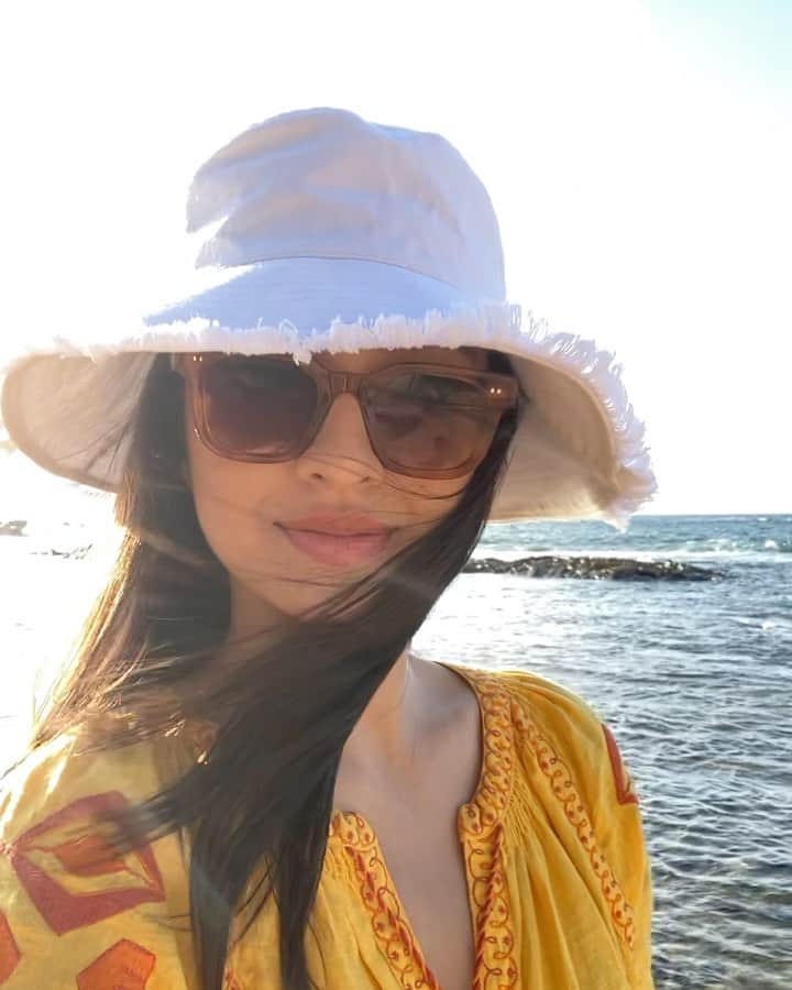 ラライン・シャーのインスタグラム：「One of the many free recipes for Happiness: Sun, wind, the ocean, a grateful heart.   Aloha 😗   The Hawaiian word “alo” means “presence” or “share” and the word “ha” means “essence of life.”  Aloha is something that you experience, your interaction with life, passion, joy, something that’s present within you. At the same time it is something that you share, something that is spread to those around you, sharing that energy and joy that is within you.   Work hard in getting to know yourself better and connecting to the source/ God before getting involved too deeply with others. So that you can provide love and joy unconditionally.   Breathe, be patient with your heart and soon you will be able to find comfort in any discomfort❤️   May all of you be blessed with good health and love in whatever shape or form today✨  Mahalo for the support and love🙏🏻 Make a wish it’s 8/8 🍀」