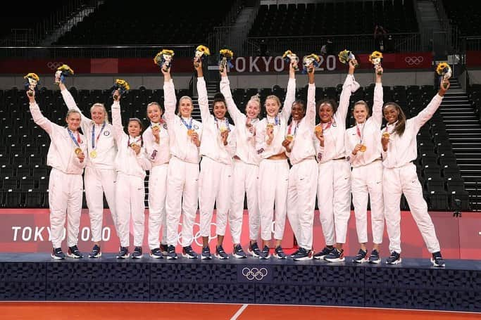 フォルケ・アキンラデウォのインスタグラム：「That was fun. OLYMPIC GOLD MEDALISTS🏅」