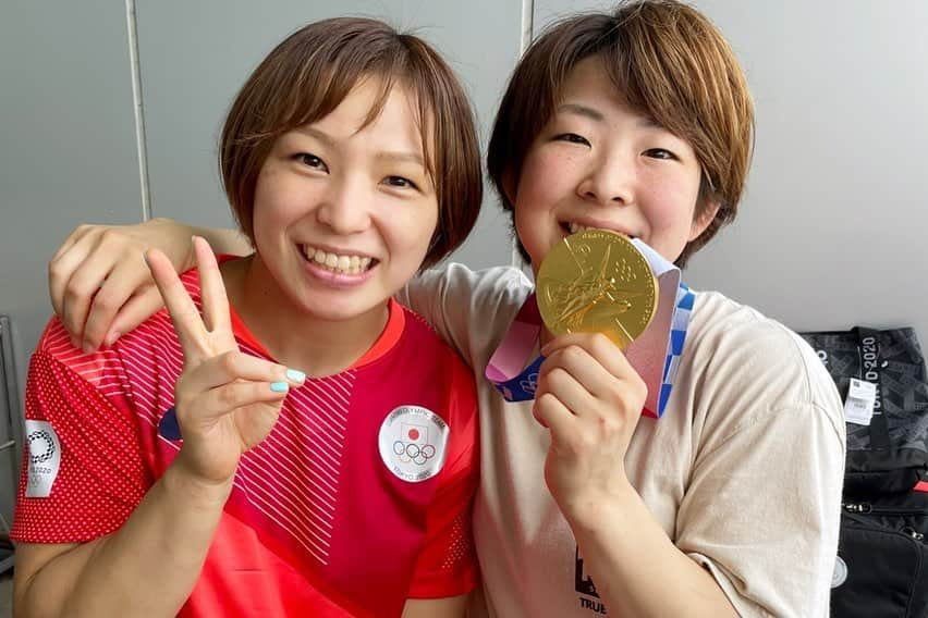 川井友香子さんのインスタグラム写真 - (川井友香子Instagram)「. 東京オリンピック閉幕しました🇯🇵✨ . 代表内定してから私の担当コーチとして、 どんな時も見捨てずに、私以上に熱心なんじゃないかってくらい西口本部長と赤石さんは熱心に指導してきてくれました。 . 正直、指導を受け始めた最初の頃は 「絶対出来ない」って思ってたけど、 信じてここまでやってきて本当良かったです。 赤石さんが過去のオリンピックで、私と同じ62kg級で銀メダルと68kg級で銅メダルを獲得している事を知って、赤石さんの取れなかった分の金メダルを 私が絶対に取って赤石さんの首にかけたいと思うようになって、それがモチベーションのひとつになってました🔥✨ . 今までどうしても自分に自信が持てなかった私が、自分のレスリングに自信を持ってオリンピックに挑戦できたのも、西口本部長や赤石さんをはじめコーチ陣やサポートスタッフの皆さんのおかげです。 金メダル取ったら写真撮ってもらうと決めてたので それが実現出来て良かったです☺️✨」8月9日 13時11分 - yukako_kawai27