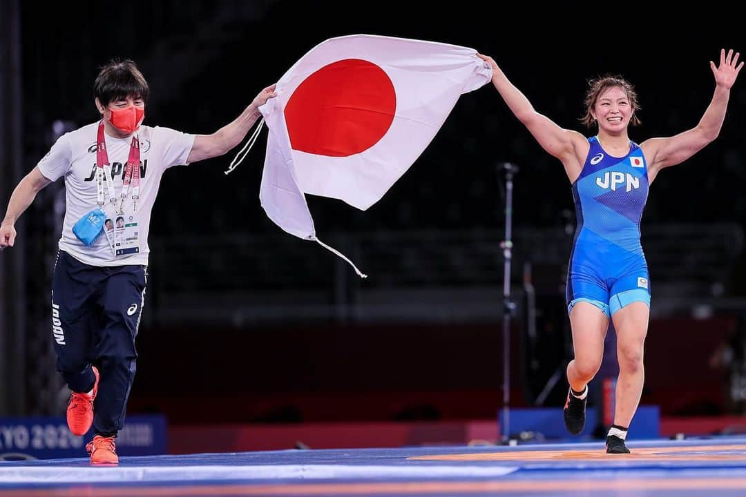 川井友香子さんのインスタグラム写真 - (川井友香子Instagram)「. 東京オリンピック閉幕しました🇯🇵✨ . 代表内定してから私の担当コーチとして、 どんな時も見捨てずに、私以上に熱心なんじゃないかってくらい西口本部長と赤石さんは熱心に指導してきてくれました。 . 正直、指導を受け始めた最初の頃は 「絶対出来ない」って思ってたけど、 信じてここまでやってきて本当良かったです。 赤石さんが過去のオリンピックで、私と同じ62kg級で銀メダルと68kg級で銅メダルを獲得している事を知って、赤石さんの取れなかった分の金メダルを 私が絶対に取って赤石さんの首にかけたいと思うようになって、それがモチベーションのひとつになってました🔥✨ . 今までどうしても自分に自信が持てなかった私が、自分のレスリングに自信を持ってオリンピックに挑戦できたのも、西口本部長や赤石さんをはじめコーチ陣やサポートスタッフの皆さんのおかげです。 金メダル取ったら写真撮ってもらうと決めてたので それが実現出来て良かったです☺️✨」8月9日 13時11分 - yukako_kawai27