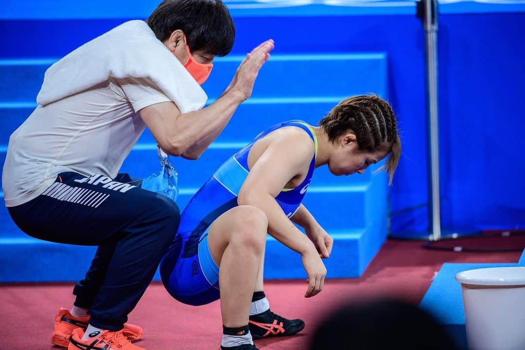 川井友香子のインスタグラム：「. 東京オリンピック閉幕しました🇯🇵✨ . 代表内定してから私の担当コーチとして、 どんな時も見捨てずに、私以上に熱心なんじゃないかってくらい西口本部長と赤石さんは熱心に指導してきてくれました。 . 正直、指導を受け始めた最初の頃は 「絶対出来ない」って思ってたけど、 信じてここまでやってきて本当良かったです。 赤石さんが過去のオリンピックで、私と同じ62kg級で銀メダルと68kg級で銅メダルを獲得している事を知って、赤石さんの取れなかった分の金メダルを 私が絶対に取って赤石さんの首にかけたいと思うようになって、それがモチベーションのひとつになってました🔥✨ . 今までどうしても自分に自信が持てなかった私が、自分のレスリングに自信を持ってオリンピックに挑戦できたのも、西口本部長や赤石さんをはじめコーチ陣やサポートスタッフの皆さんのおかげです。 金メダル取ったら写真撮ってもらうと決めてたので それが実現出来て良かったです☺️✨」