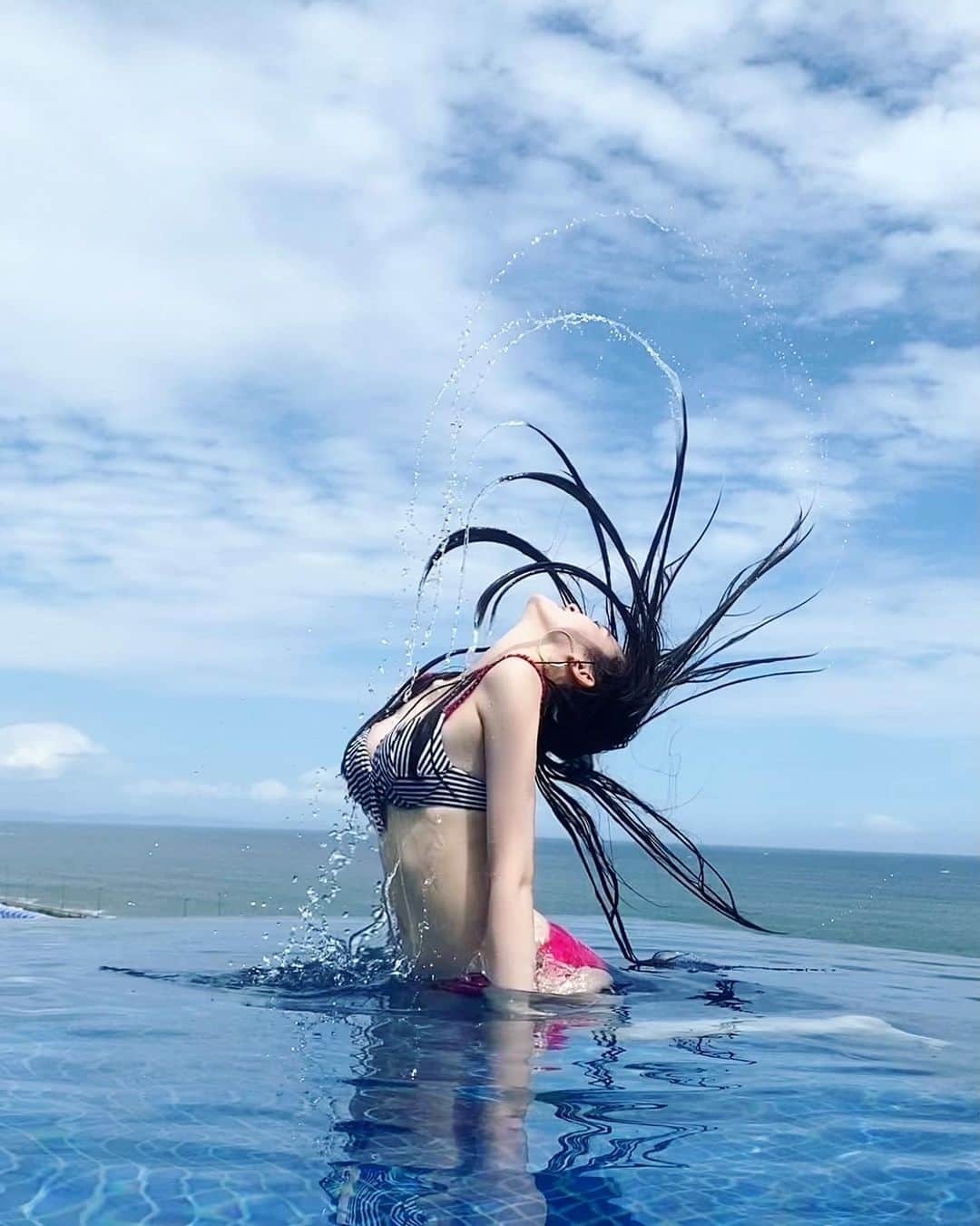 太田麻美さんのインスタグラム写真 - (太田麻美Instagram)「🌞🌈  #pool #infintypool #bikini #swimwear #プール #海 #空 #インフィニティプール #水着」8月9日 13時26分 - asami0523